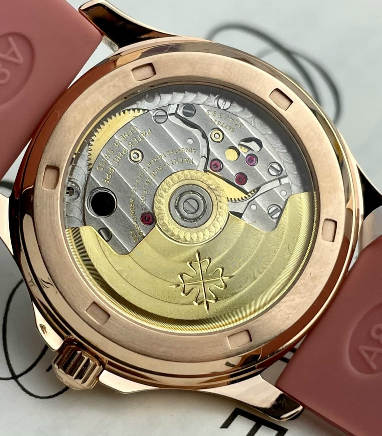 Dong-Ho-Patek-Philippe-Aquanaut-5072R-Boc-Vang-Do-Kim-Cuong-Moissanite-35-7-1
