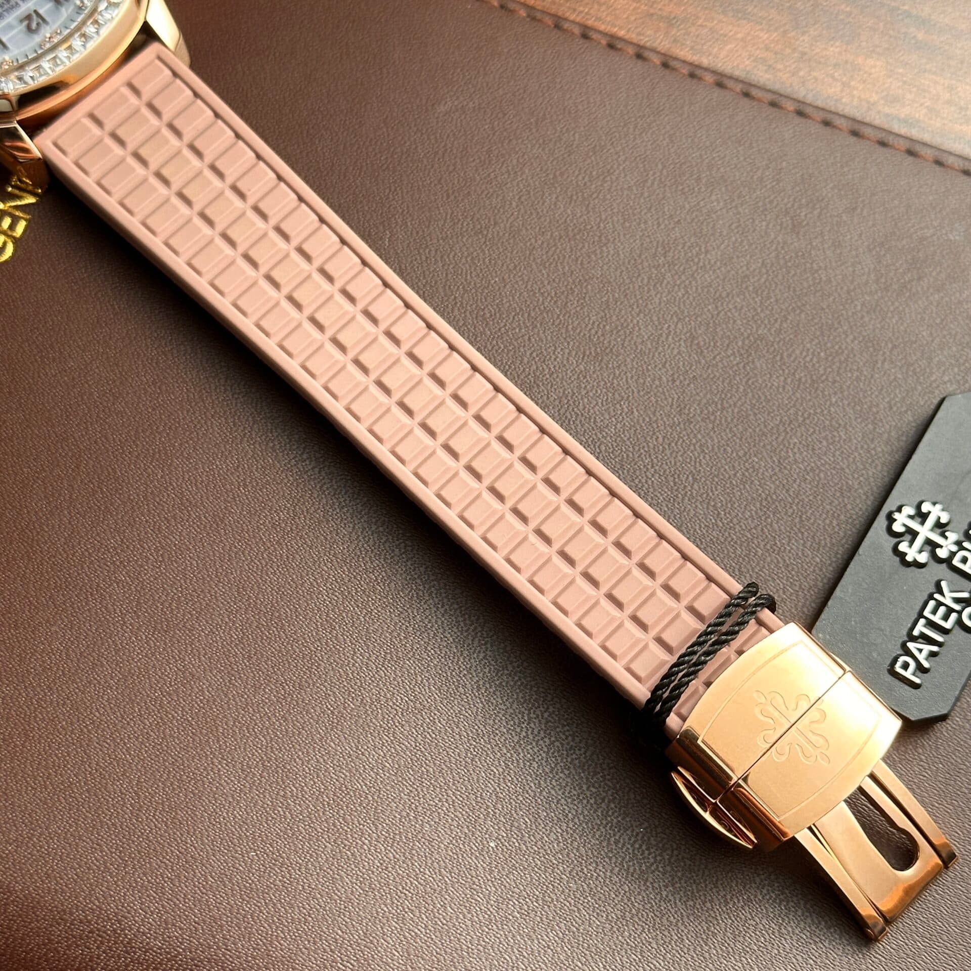 Dong-Ho-Patek-Philippe-Aquanaut-5072R-Day-Hong-Mat-Kham-Trai-1-1