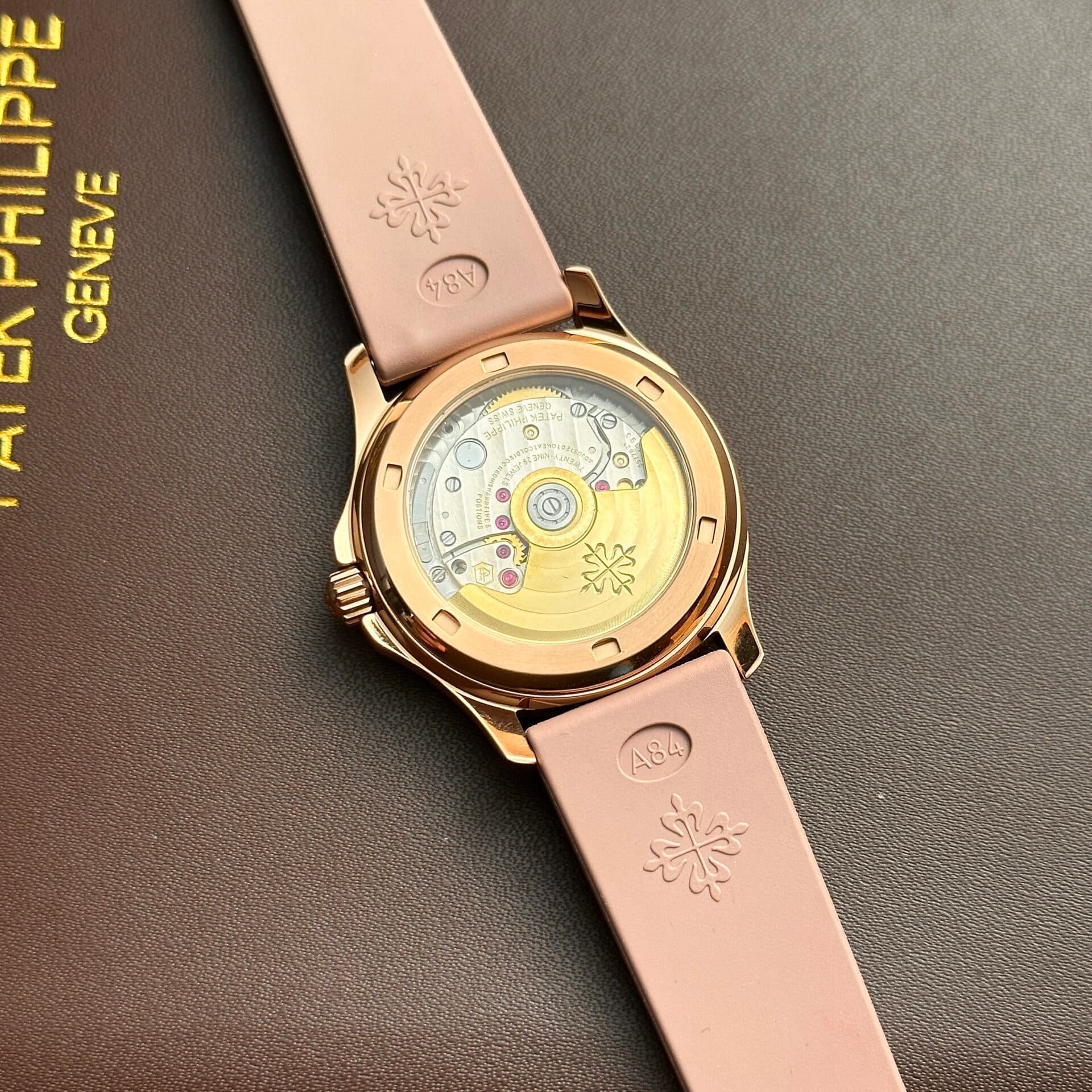 Dong-Ho-Patek-Philippe-Aquanaut-5072R-Day-Hong-Mat-Kham-Trai-3-1