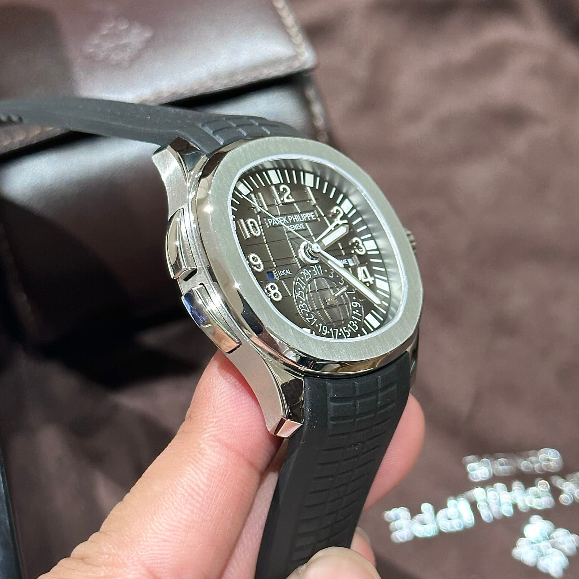 Dong-Ho-Patek-Philippe-Aquanaut-5164A-Replica-11-Cao-Cap-40-2-1