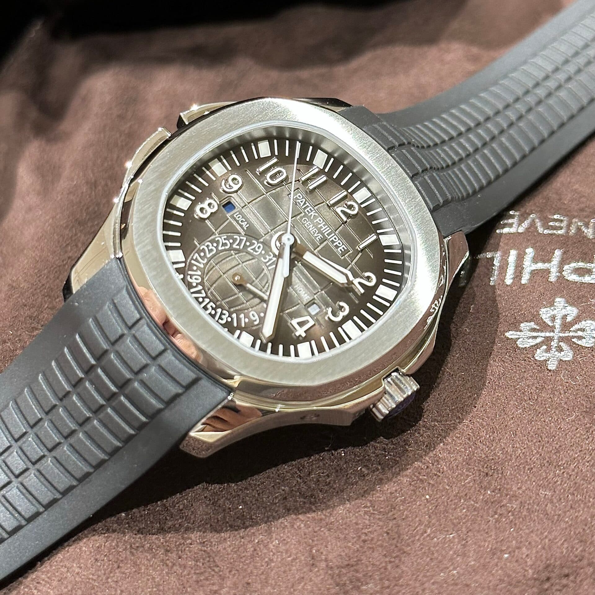 Dong-Ho-Patek-Philippe-Aquanaut-5164A-Replica-11-Cao-Cap-40-4-1