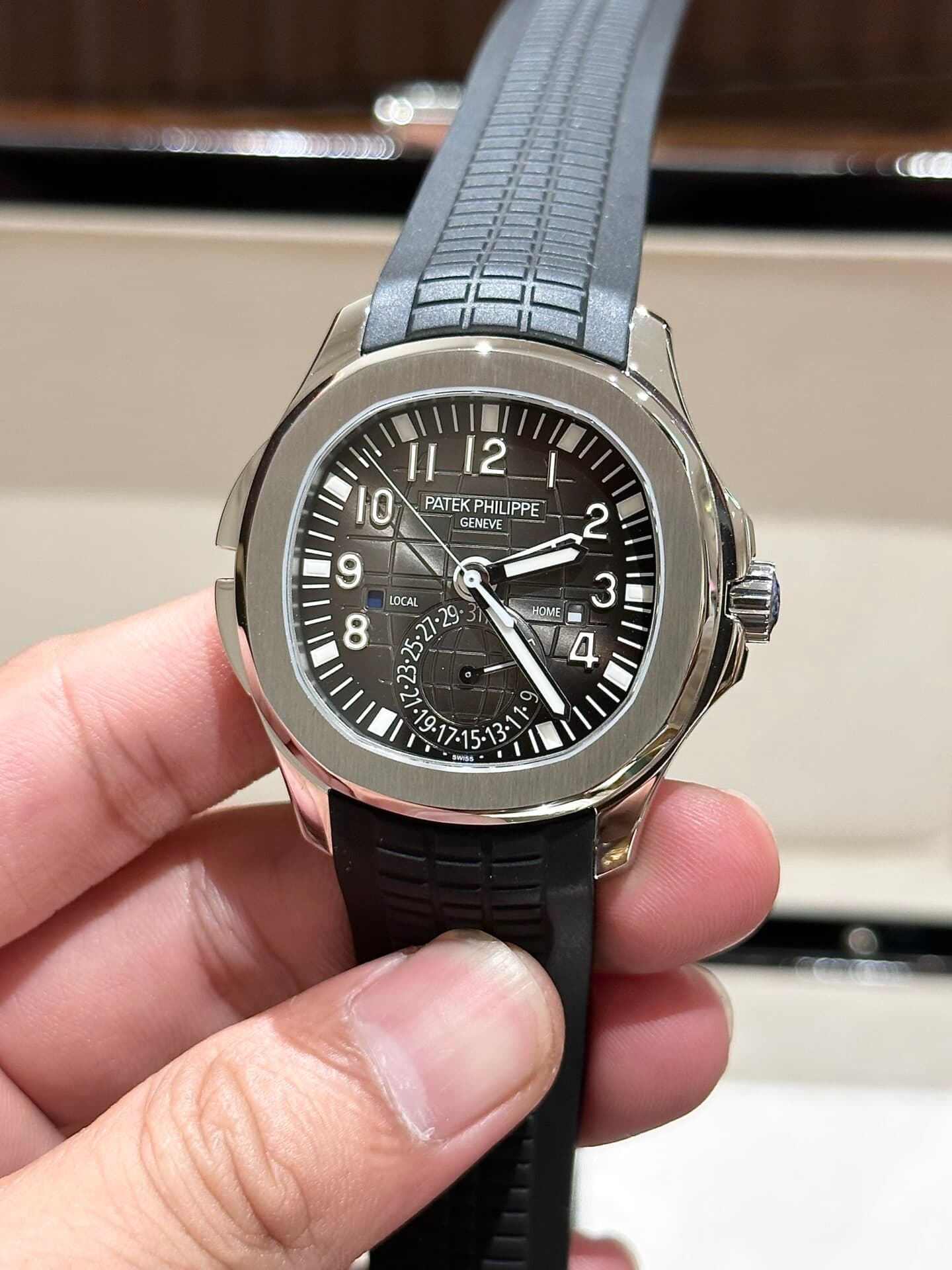 Dong-Ho-Patek-Philippe-Aquanaut-5164A-Replica-11-Cao-Cap-40-6-1