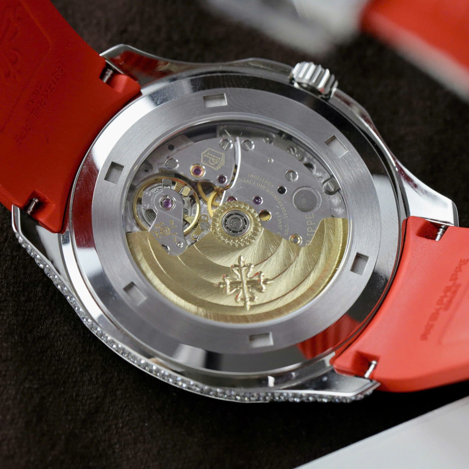 Dong-Ho-Patek-Philippe-Aquanaut-5167-Rep-11-Dinh-Kim-Cuong-Moissanite-Day-Cao-Su-Mau-Do-40mm-11-1