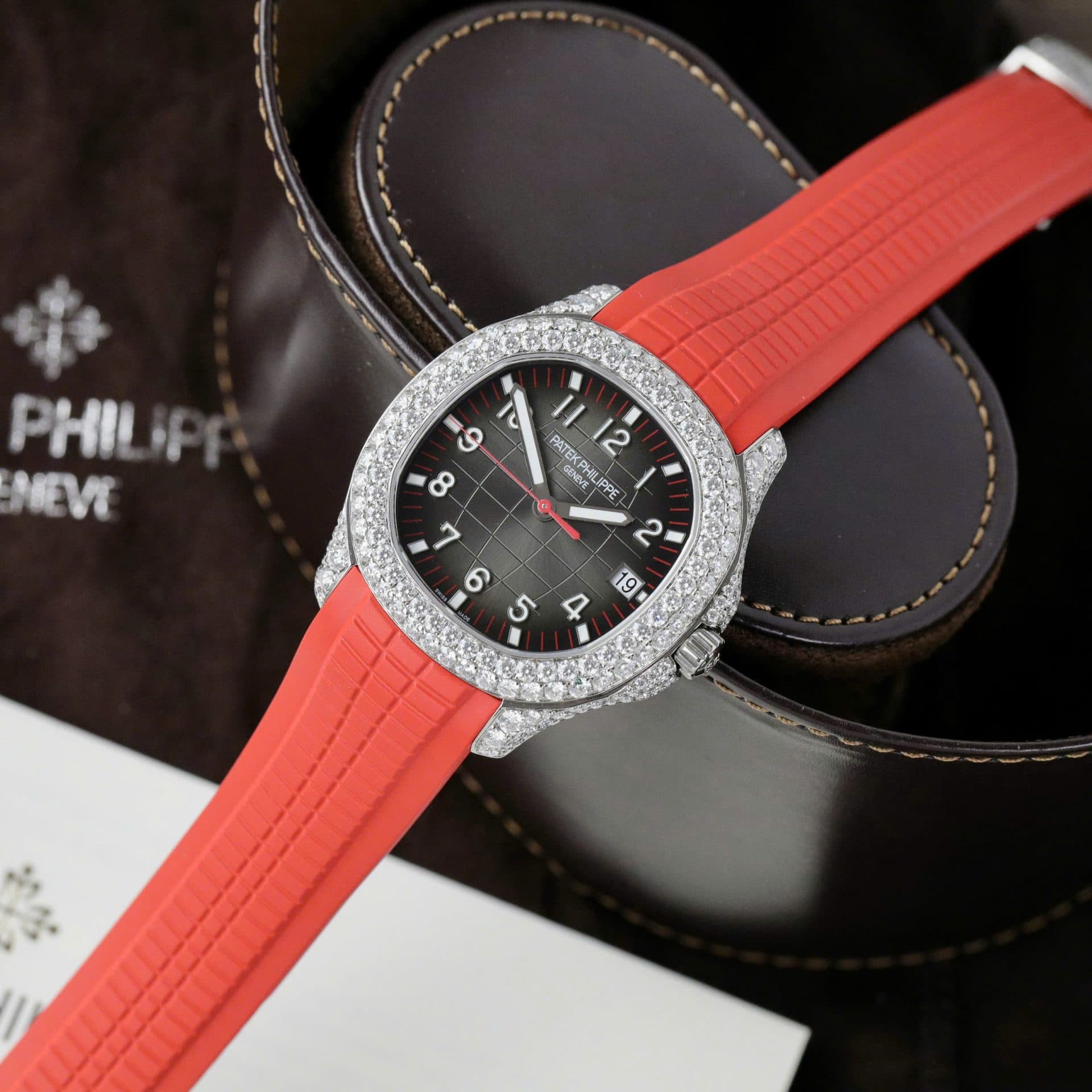 Dong-Ho-Patek-Philippe-Aquanaut-5167-Rep-11-Dinh-Kim-Cuong-Moissanite-Day-Cao-Su-Mau-Do-40mm-2-1