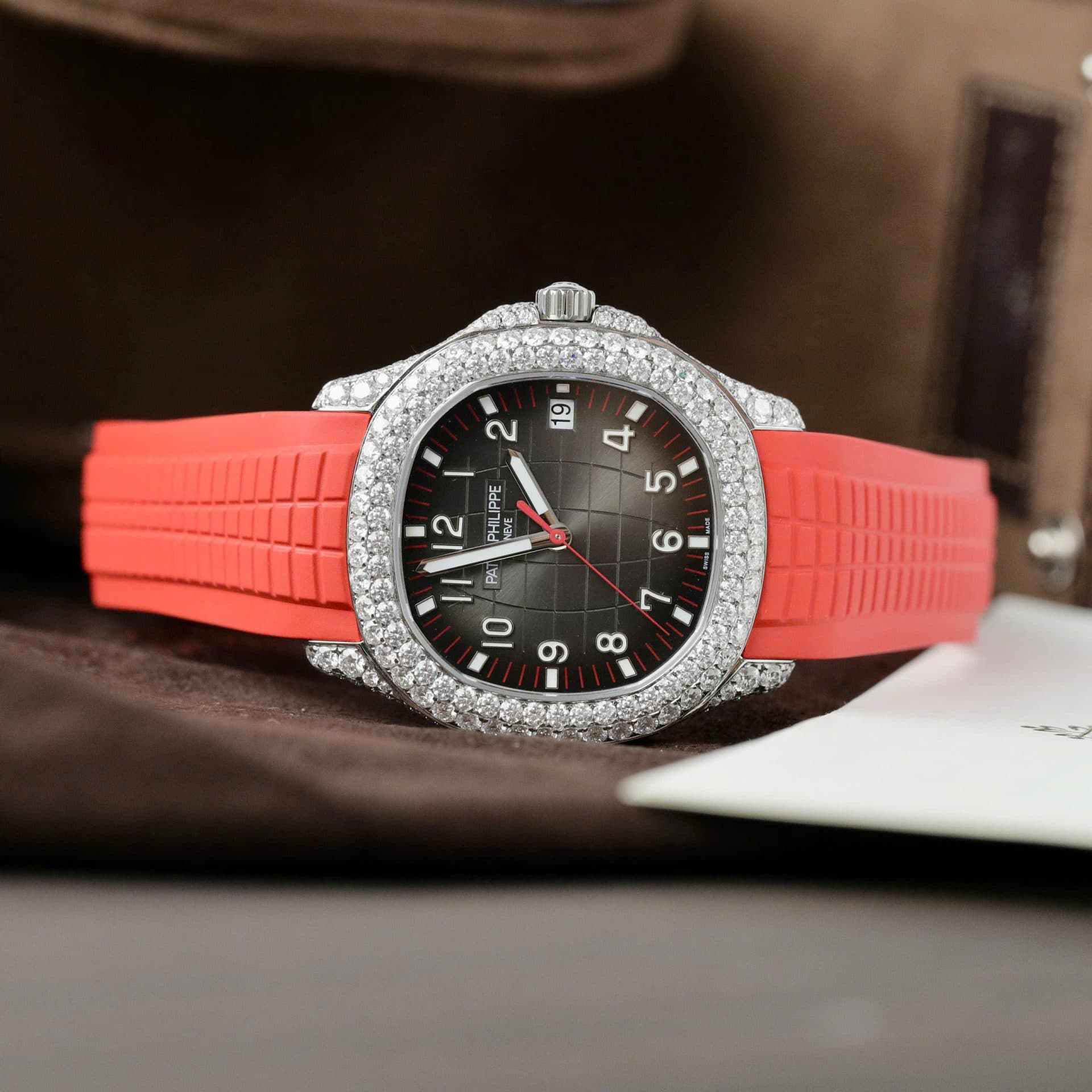 Dong-Ho-Patek-Philippe-Aquanaut-5167-Rep-11-Dinh-Kim-Cuong-Moissanite-Day-Cao-Su-Mau-Do-40mm-4-1
