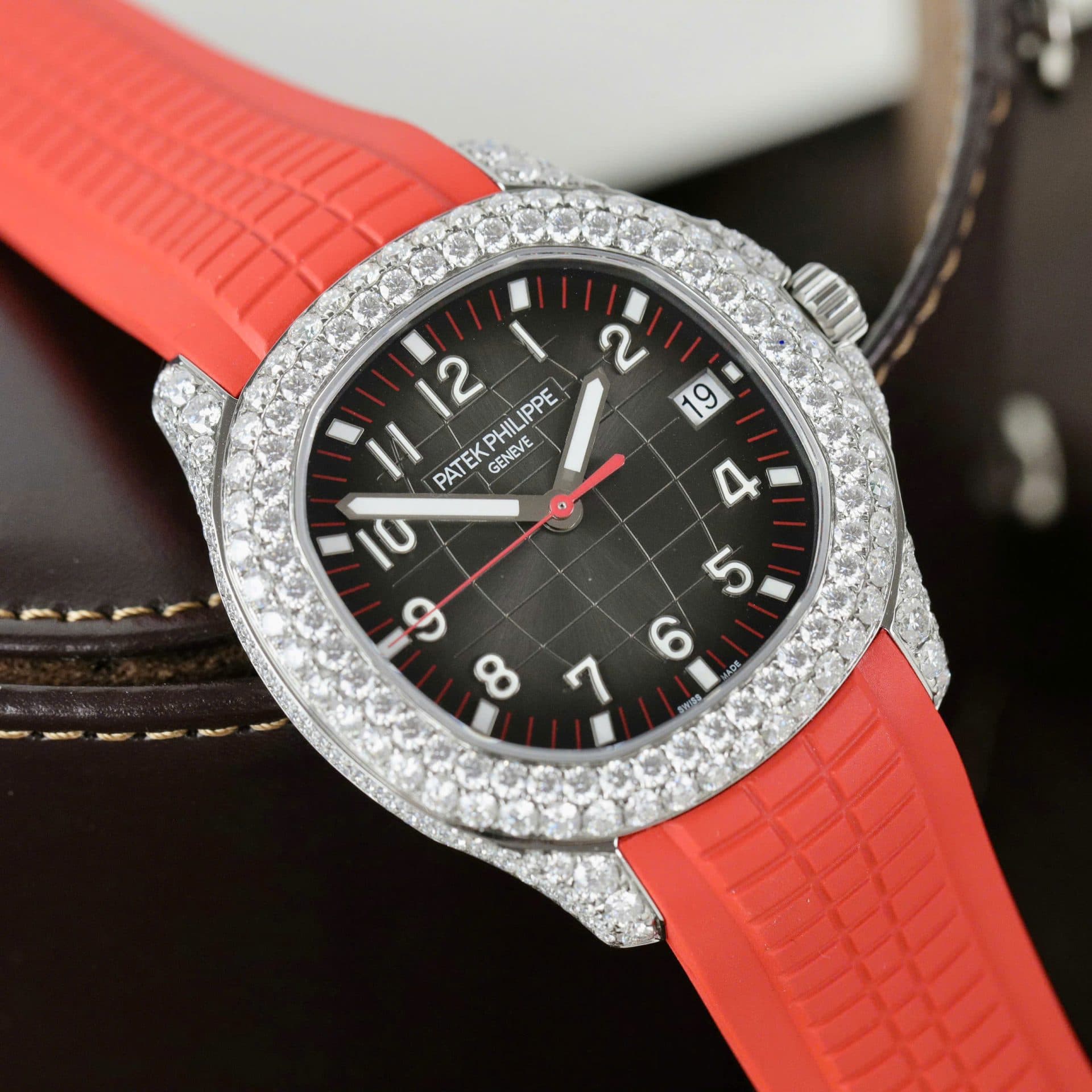 Dong-Ho-Patek-Philippe-Aquanaut-5167-Rep-11-Dinh-Kim-Cuong-Moissanite-Day-Cao-Su-Mau-Do-40mm-5-1