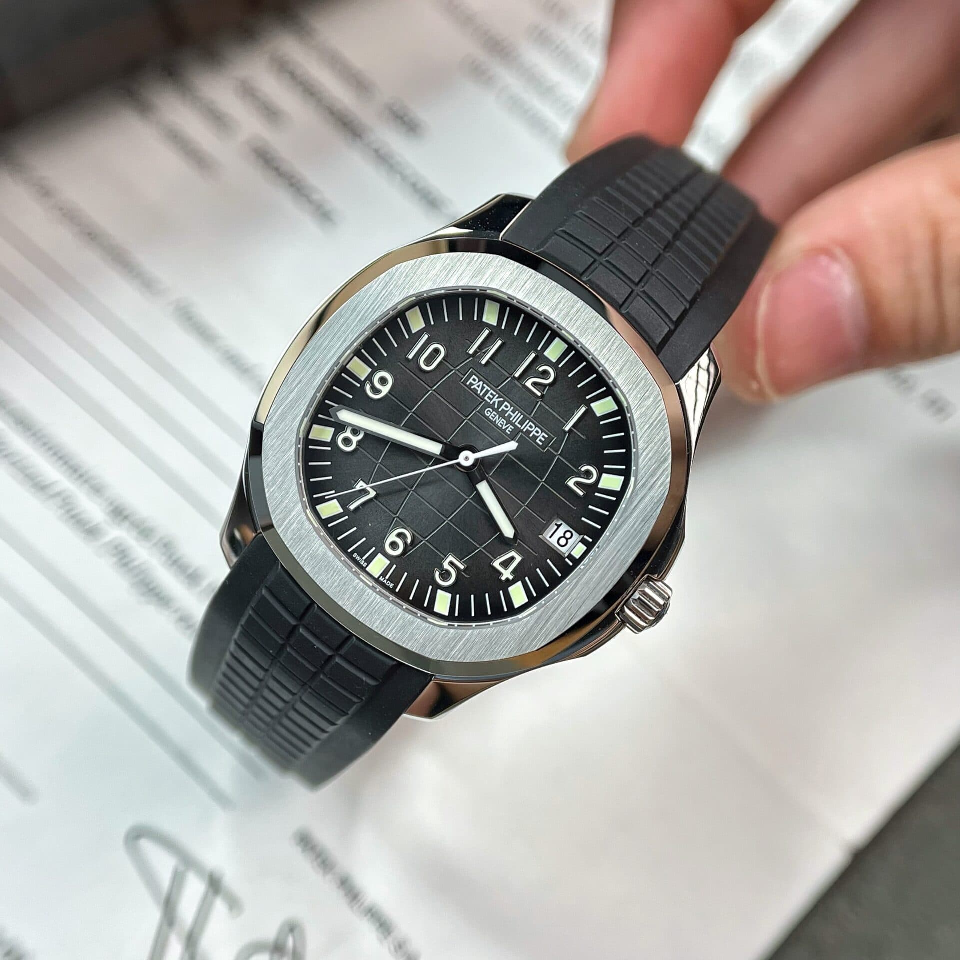 Dong-Ho-Patek-Philippe-Aquanaut-5167A-Mau-Den-3K-Factory-40mm-1-1