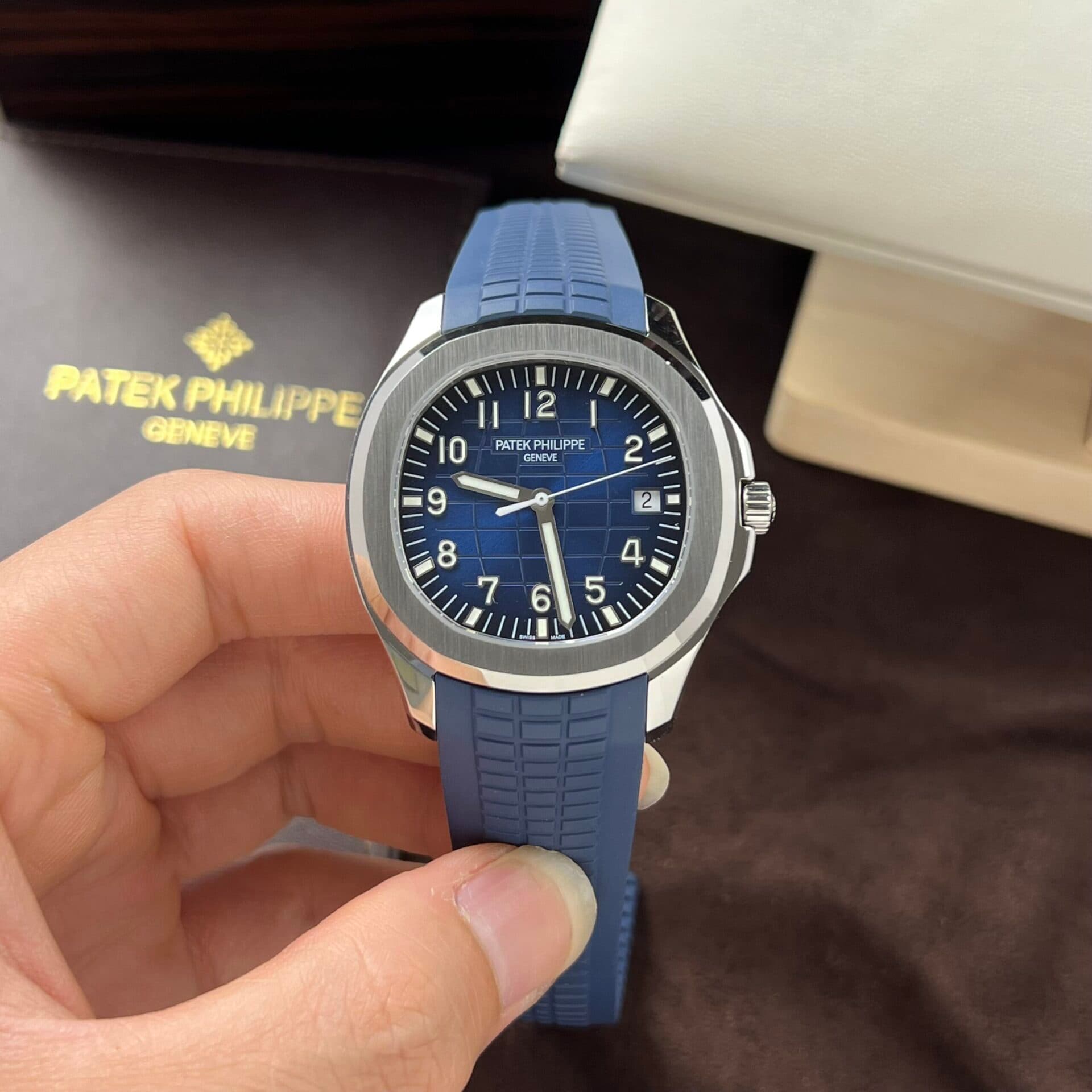 Dong-Ho-Patek-Philippe-Aquanaut-5168G-Replica-11-Xanh-Blue-3K-42-6-scaled-1