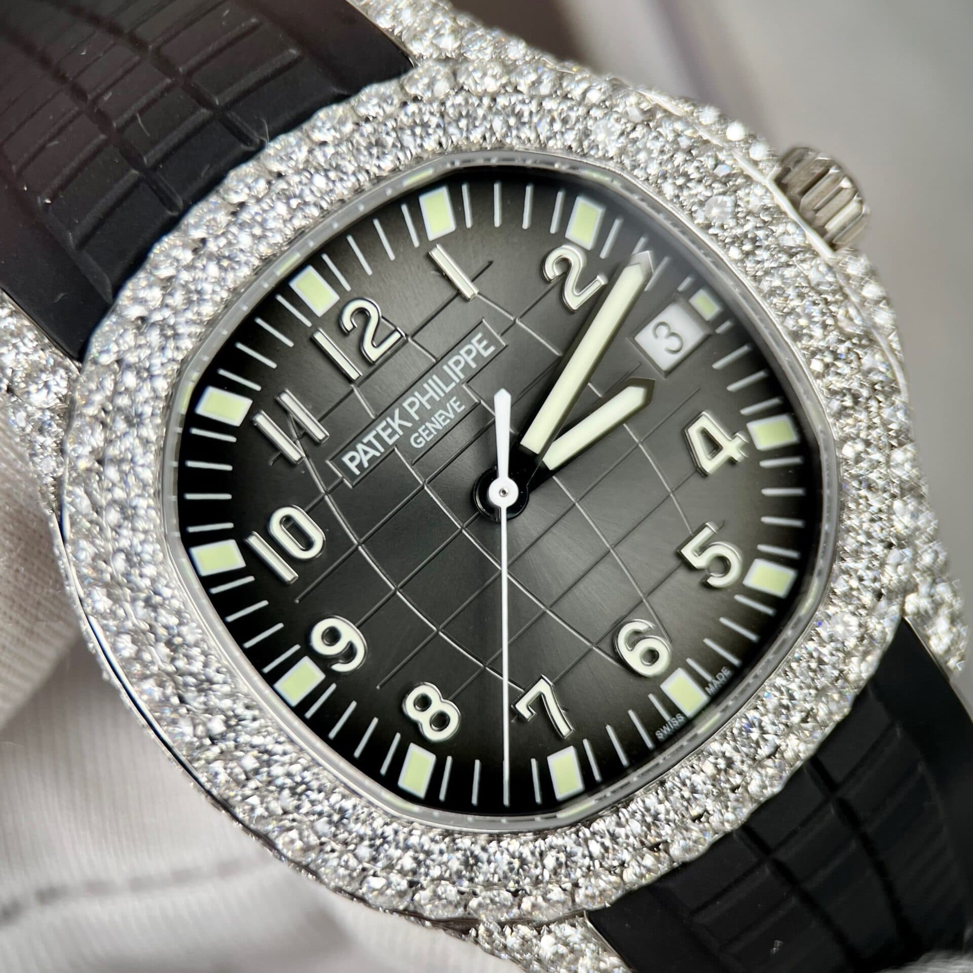 Dong-Ho-Patek-Philippe-Aquanaut-5719-Do-Kim-Cuong-Moissanite-40mm-3-1