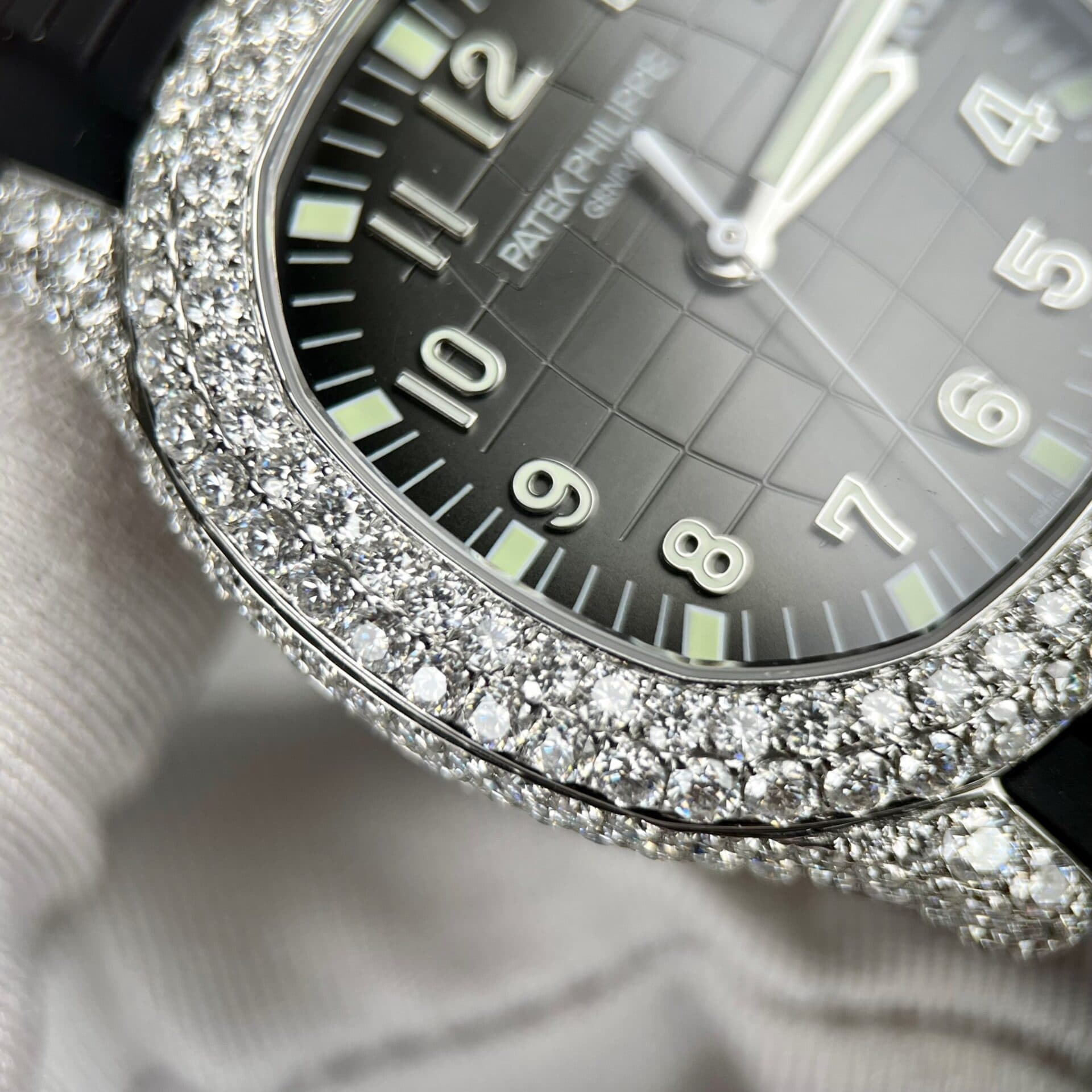 Dong-Ho-Patek-Philippe-Aquanaut-5719-Do-Kim-Cuong-Moissanite-40mm-6-1