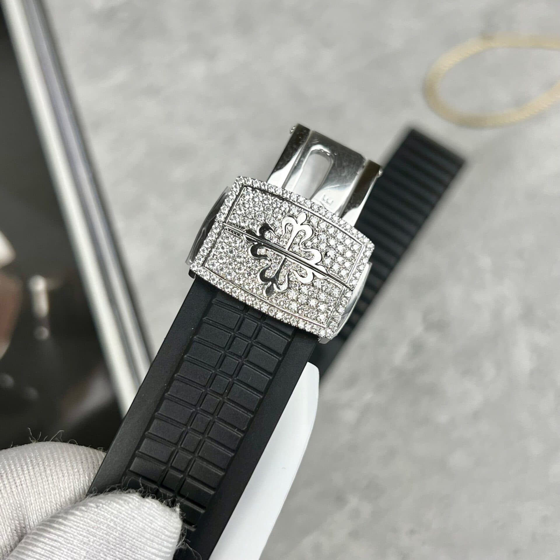 Dong-Ho-Patek-Philippe-Aquanaut-5719-Do-Kim-Cuong-Moissanite-40mm-9-1
