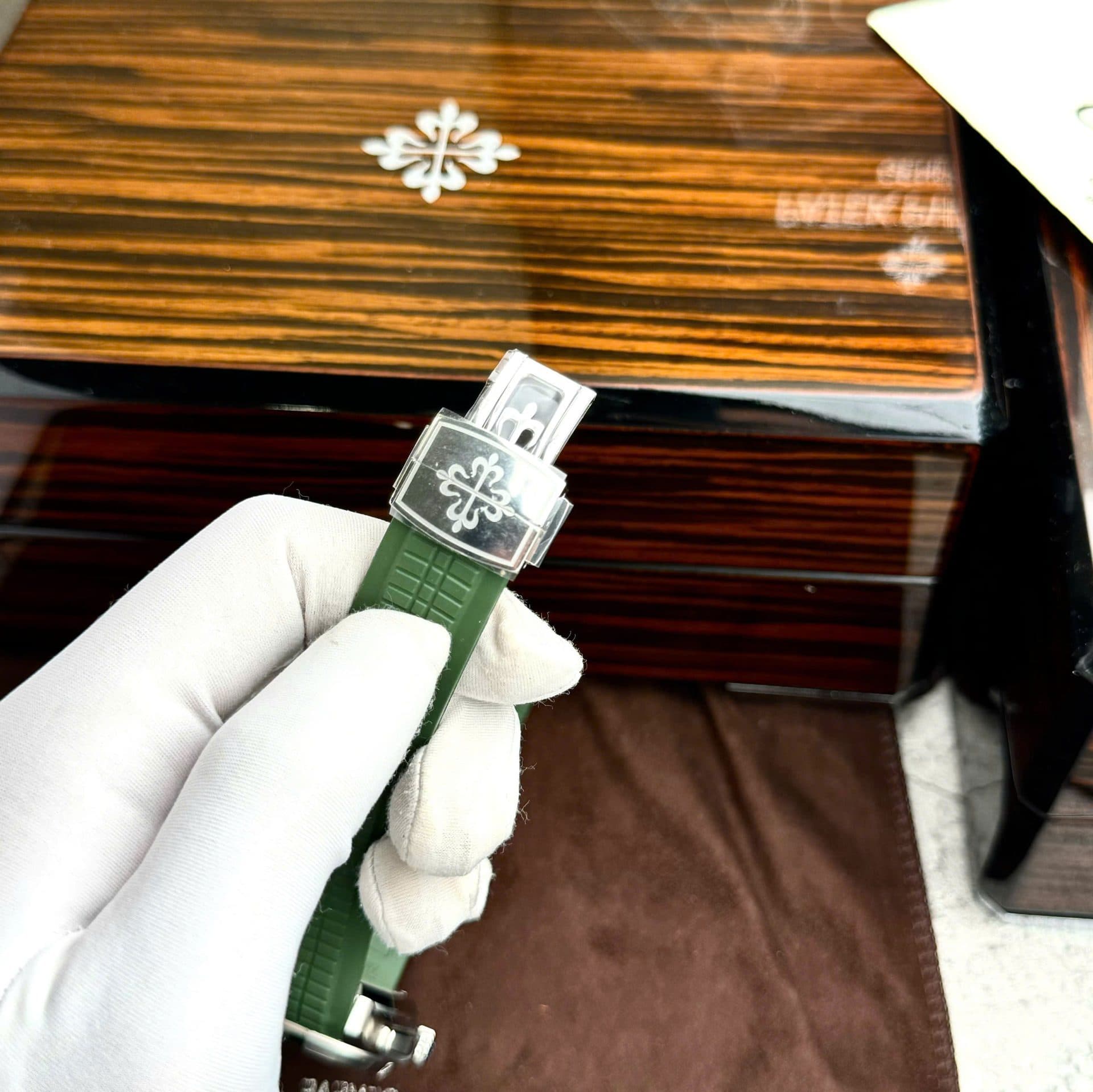 Dong-Ho-Patek-Philippe-Aquanaut-5968G-Replica-11-Cao-Cap-Mau-Xanh-Kaki-42-2-1