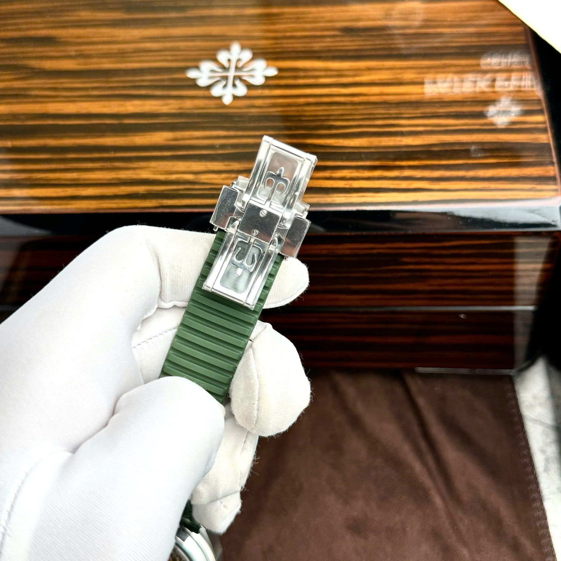 Dong-Ho-Patek-Philippe-Aquanaut-5968G-Replica-11-Cao-Cap-Mau-Xanh-Kaki-42-3-1