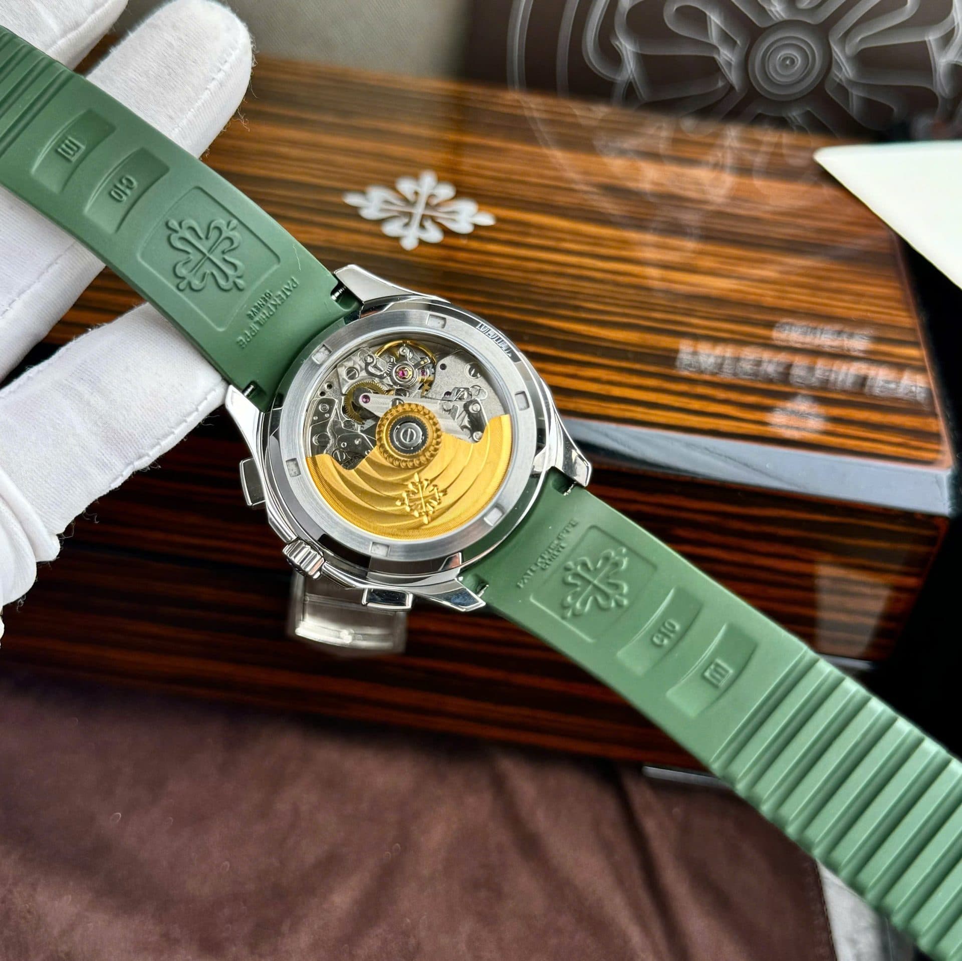 Dong-Ho-Patek-Philippe-Aquanaut-5968G-Replica-11-Cao-Cap-Mau-Xanh-Kaki-42-5-1