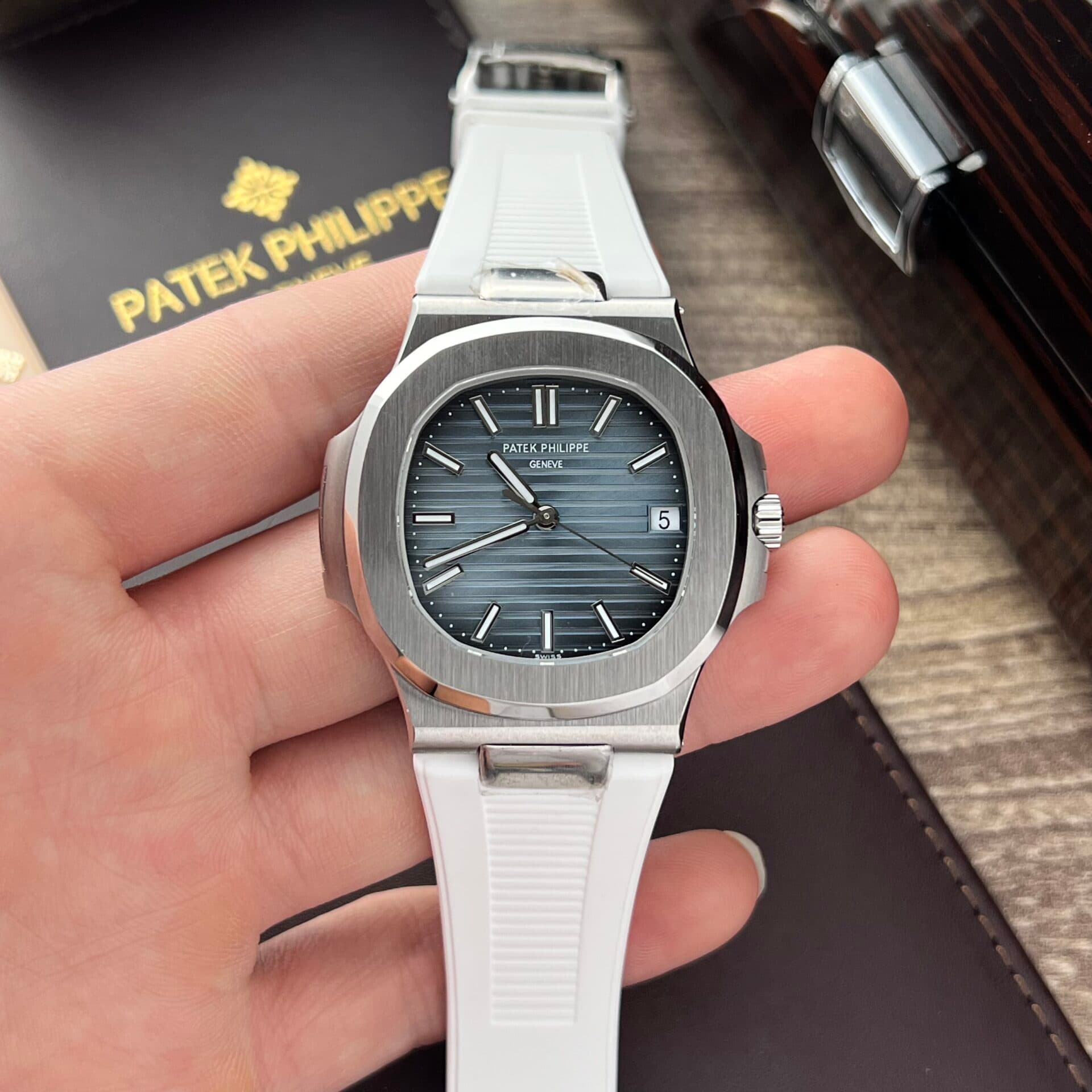 Dong-Ho-Patek-Philippe-Nautilus-5711-Day-Cao-Su-Trang-3K-Factory-40mm-1-1