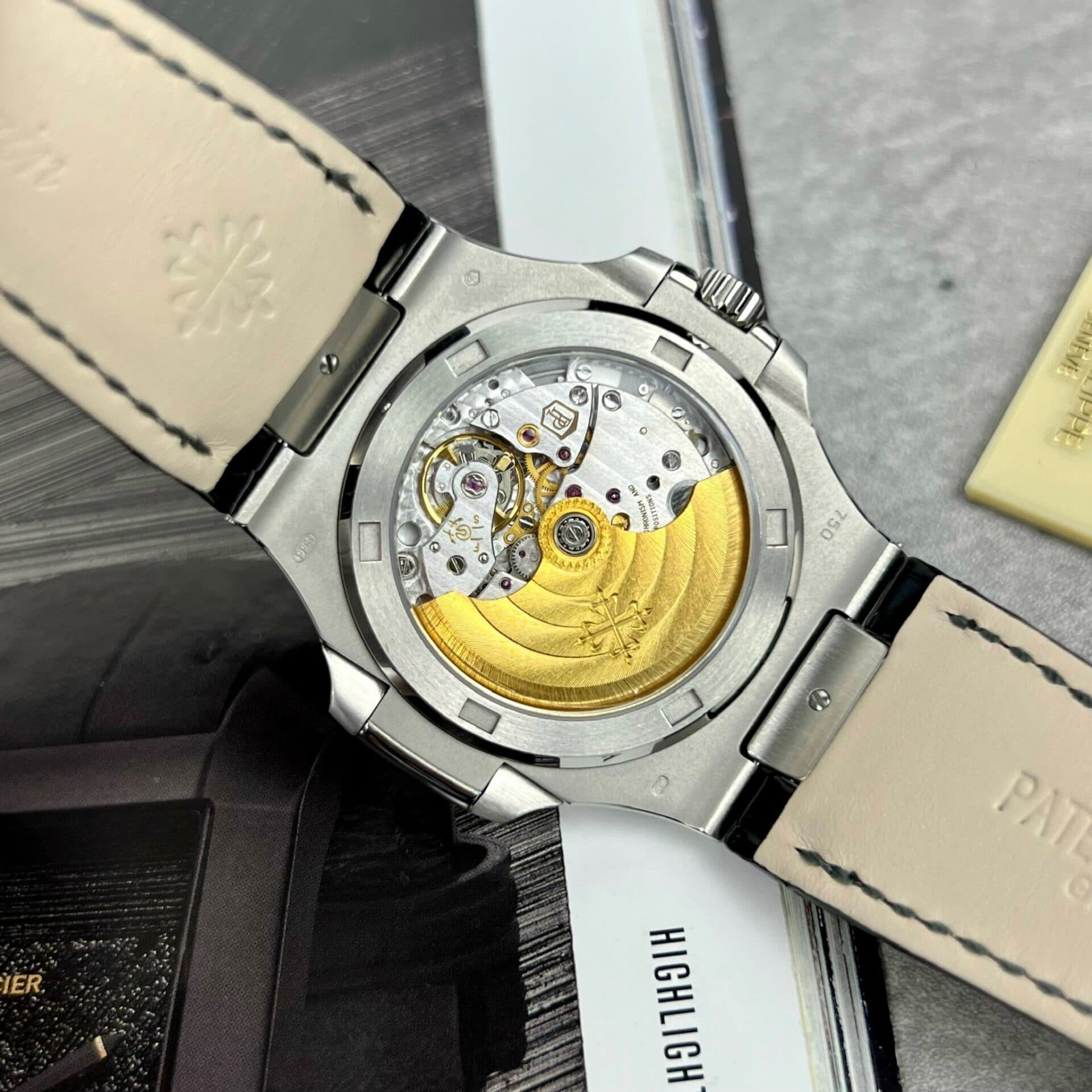 Dong-Ho-Patek-Philippe-Nautilus-5711-Replica-11-Mat-Xanh-La-Cay-40mm-3-1