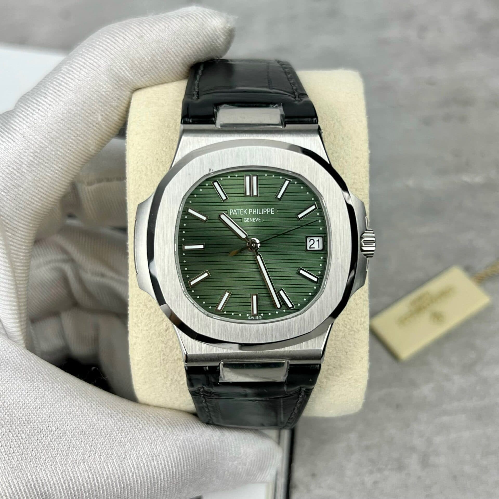 Dong-Ho-Patek-Philippe-Nautilus-5711-Replica-11-Mat-Xanh-La-Cay-40mm-5-1