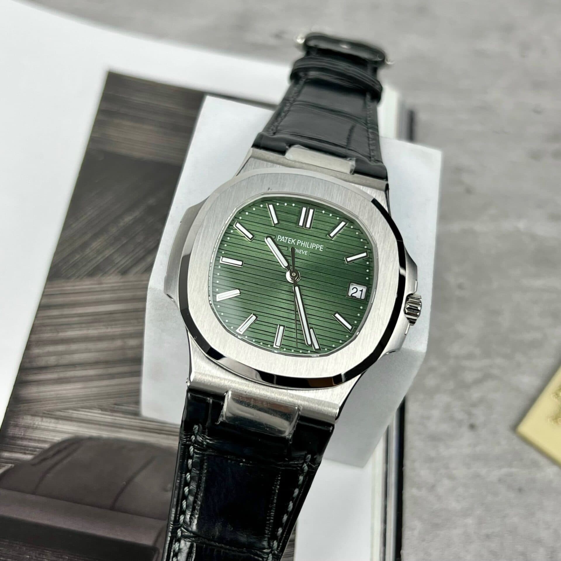 Dong-Ho-Patek-Philippe-Nautilus-5711-Replica-11-Mat-Xanh-La-Cay-40mm-6-1