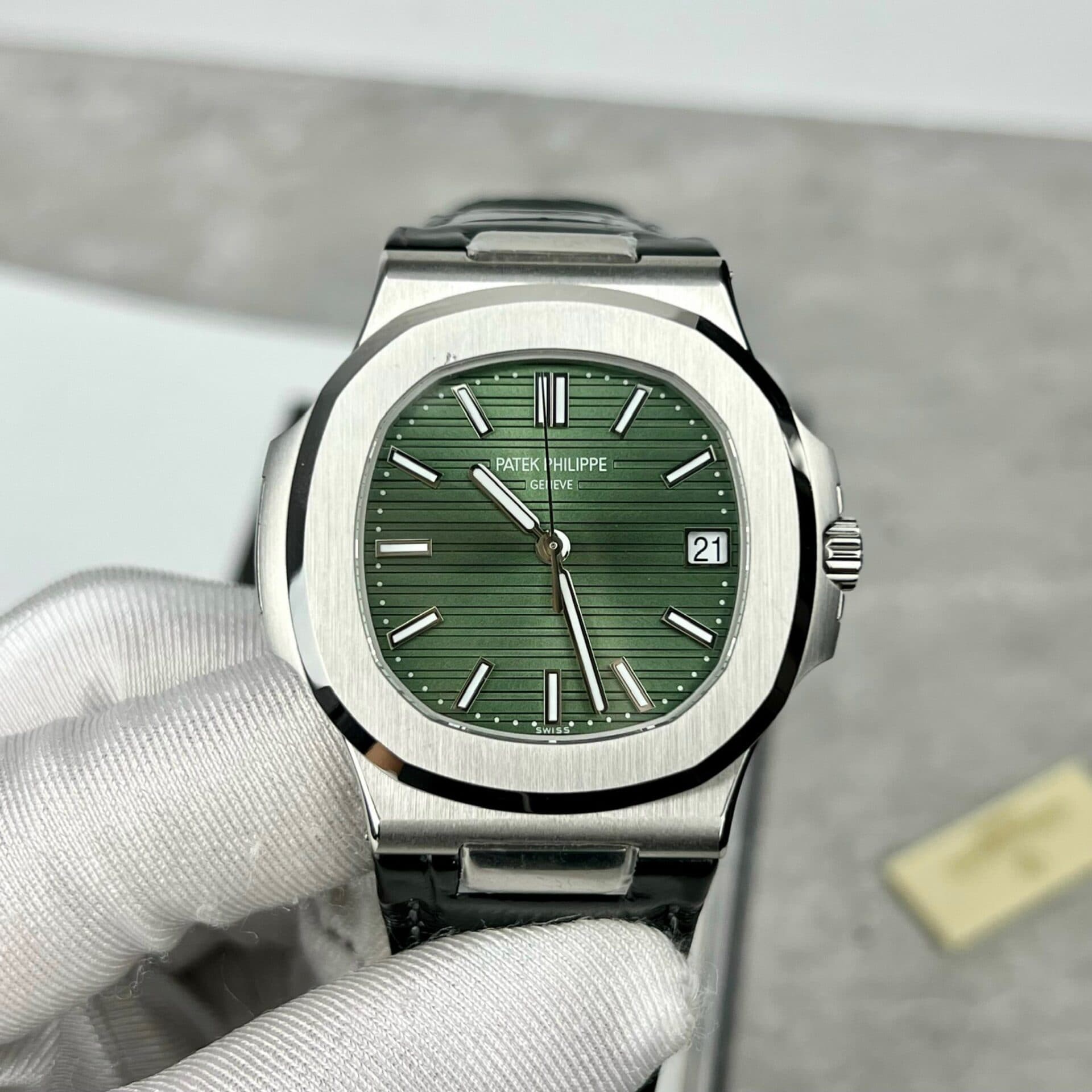 Dong-Ho-Patek-Philippe-Nautilus-5711-Replica-11-Mat-Xanh-La-Cay-40mm-7-1