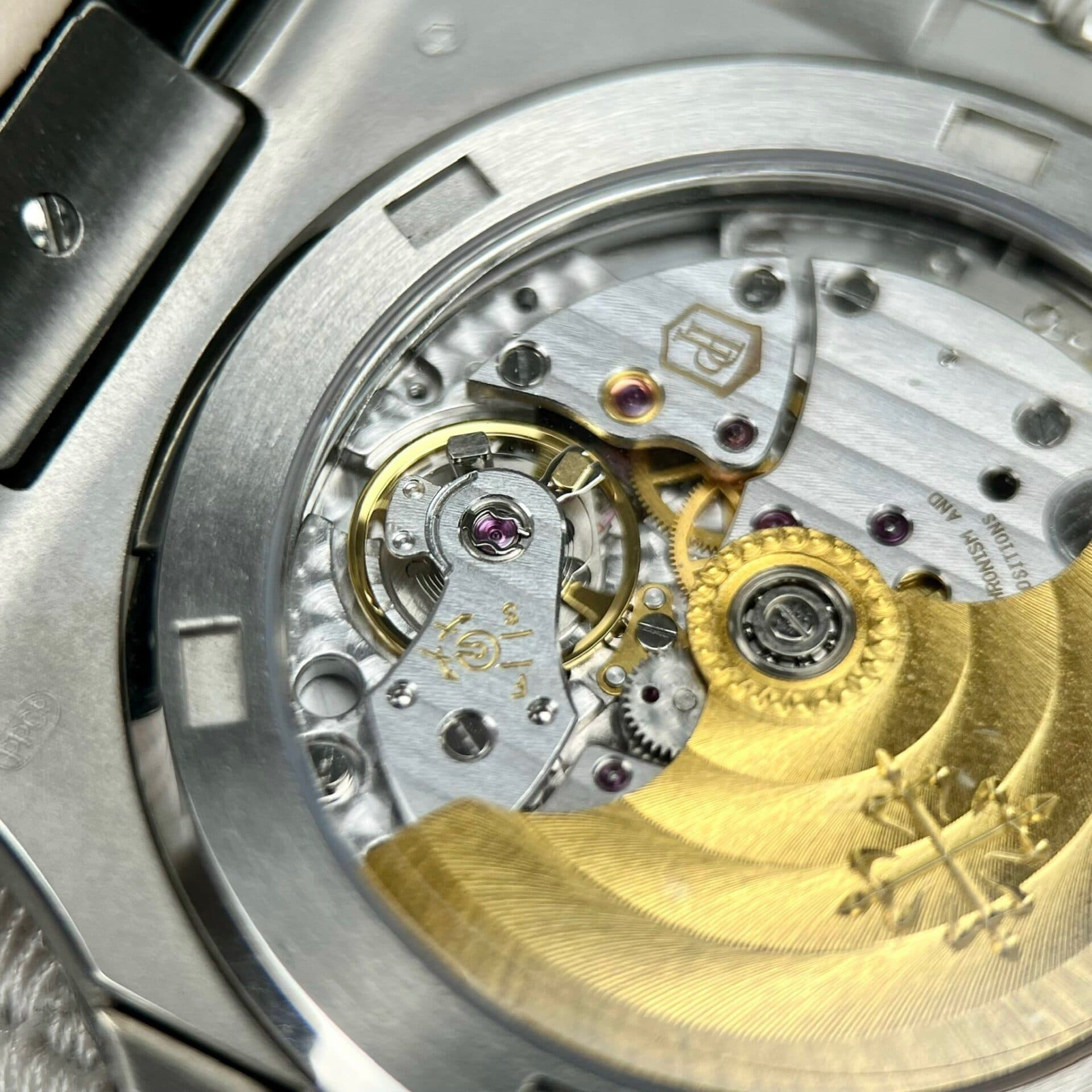 Dong-Ho-Patek-Philippe-Nautilus-5711-Replica-11-Mat-Xanh-La-Cay-40mm-9-1