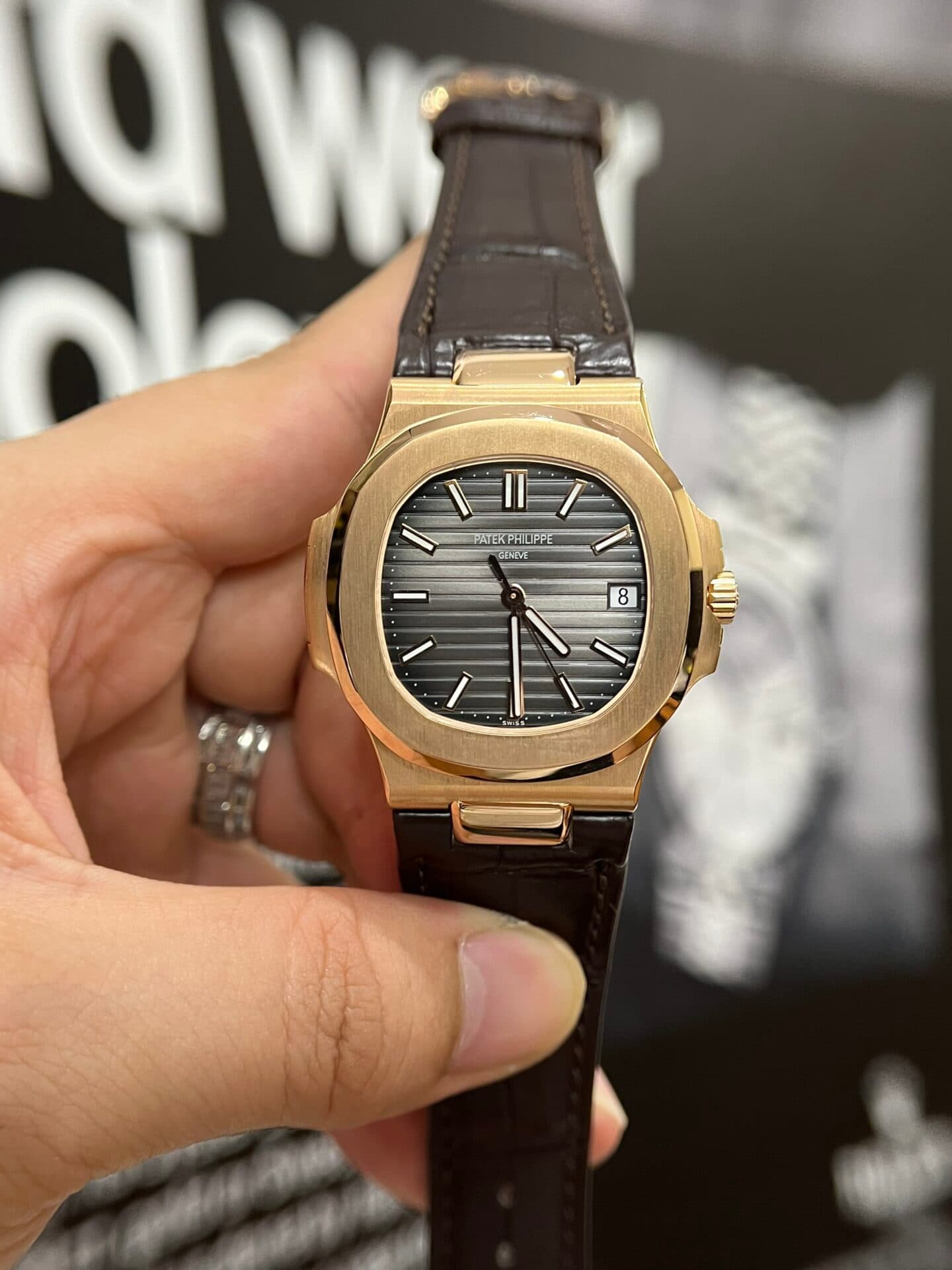 Dong-Ho-Patek-Philippe-Nautilus-5711-Rose-Gold-Nha-May-3K-40mm-4-1