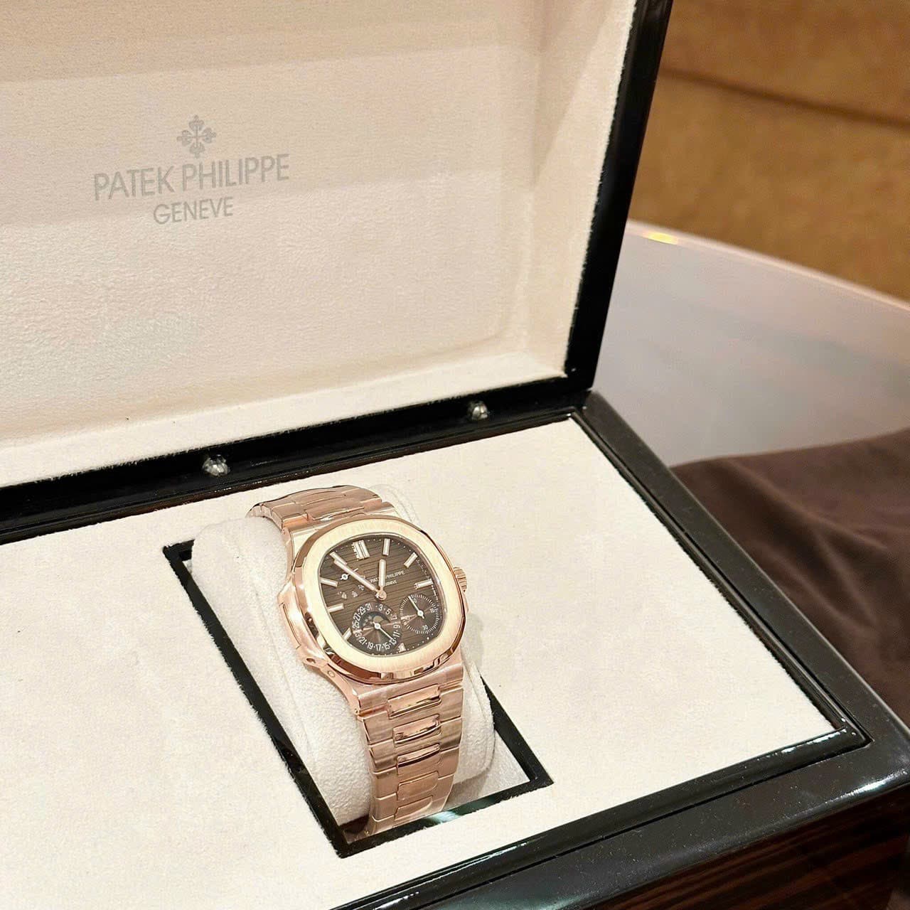 Dong-Ho-Patek-Philippe-Nautilus-5712-Boc-Vang-Mat-Chocolate-GRF-40mm-3-1