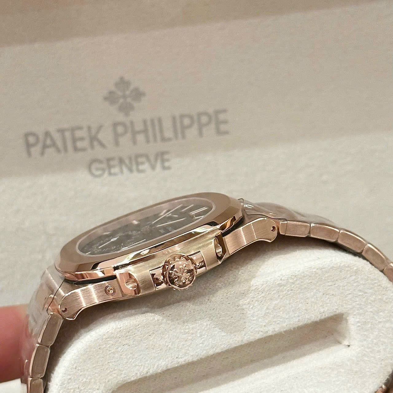 Dong-Ho-Patek-Philippe-Nautilus-5712-Boc-Vang-Mat-Chocolate-GRF-40mm-7-1