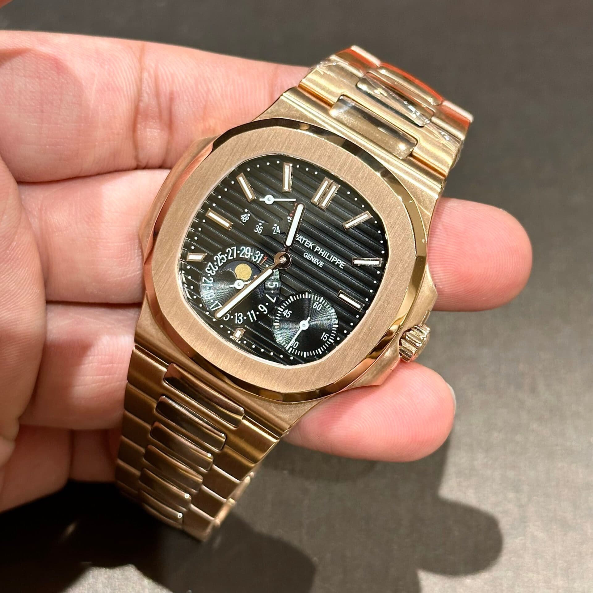 Dong-Ho-Patek-Philippe-Nautilus-5712-Nha-May-GR-40mm-3-1