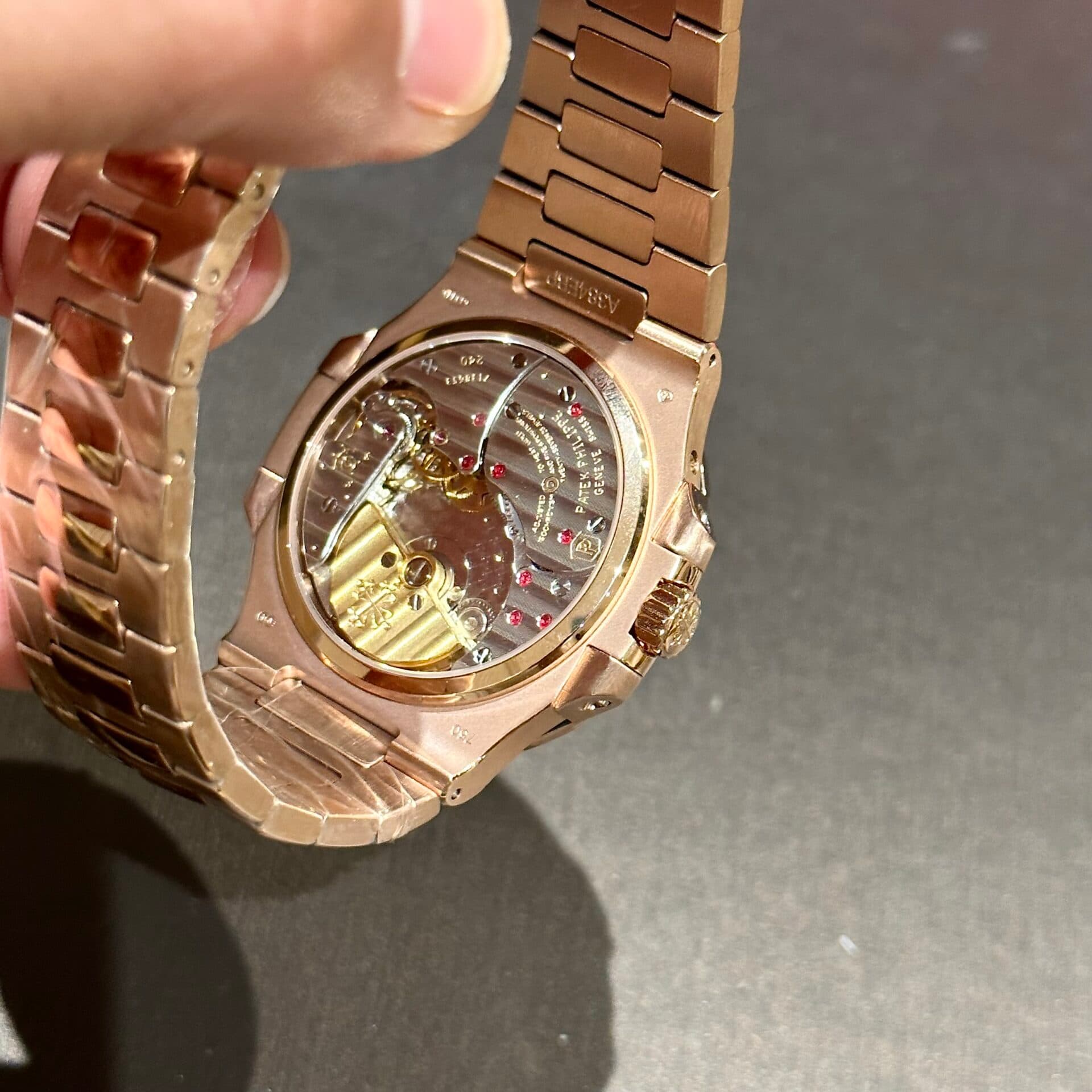 Dong-Ho-Patek-Philippe-Nautilus-5712-Nha-May-GR-40mm-4-1
