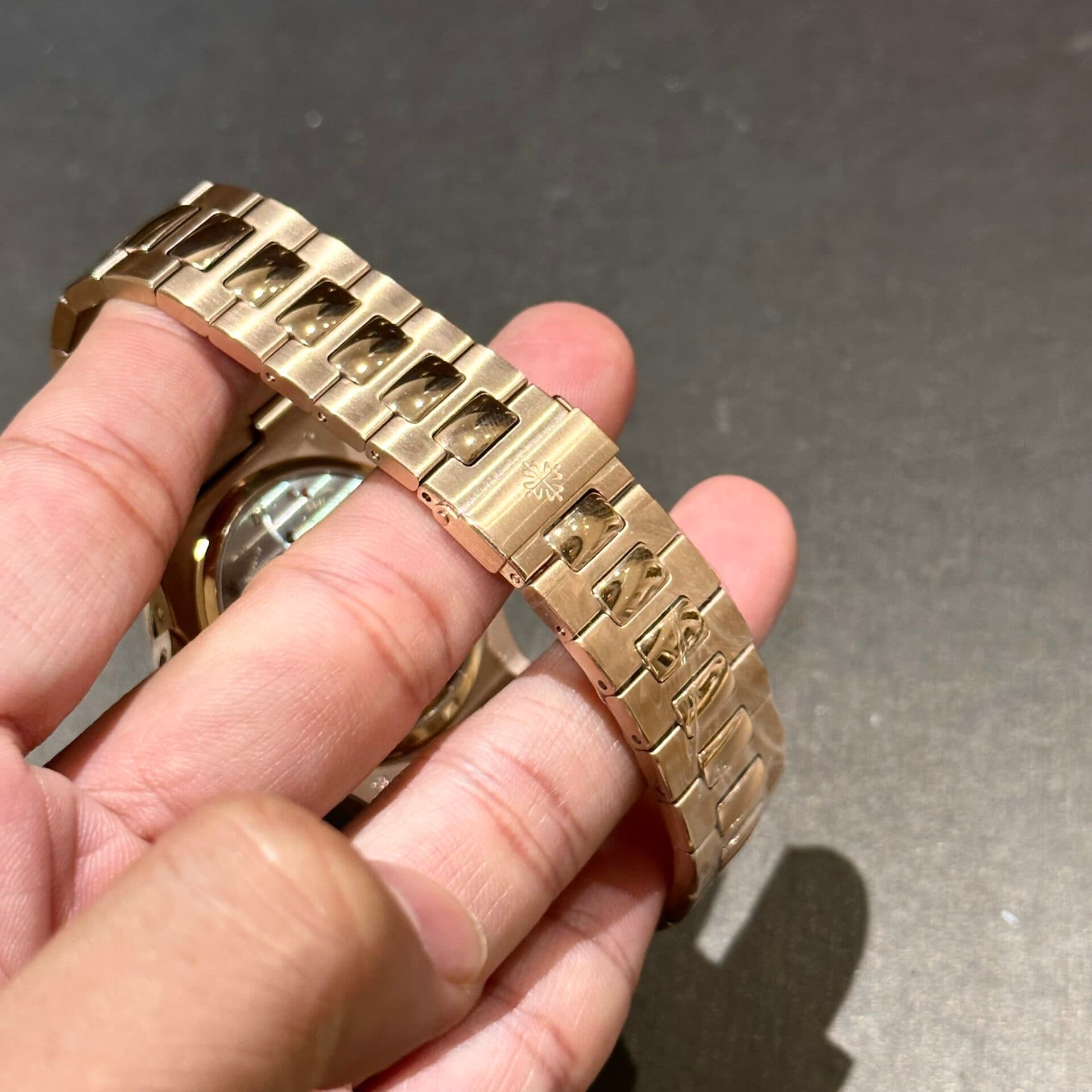 Dong-Ho-Patek-Philippe-Nautilus-5712-Nha-May-GR-40mm-7-1