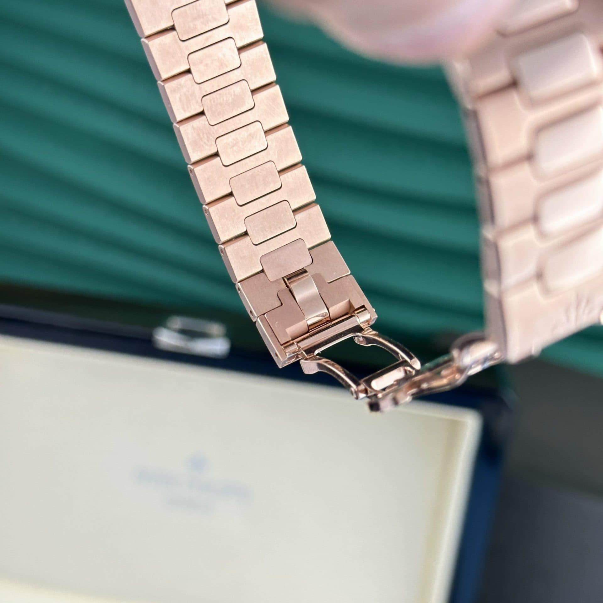 Dong-Ho-Patek-Philippe-Nautilus-5712R-Che-Tac-Boc-Vang-Tinh-Chinh-May-40mm-10-1