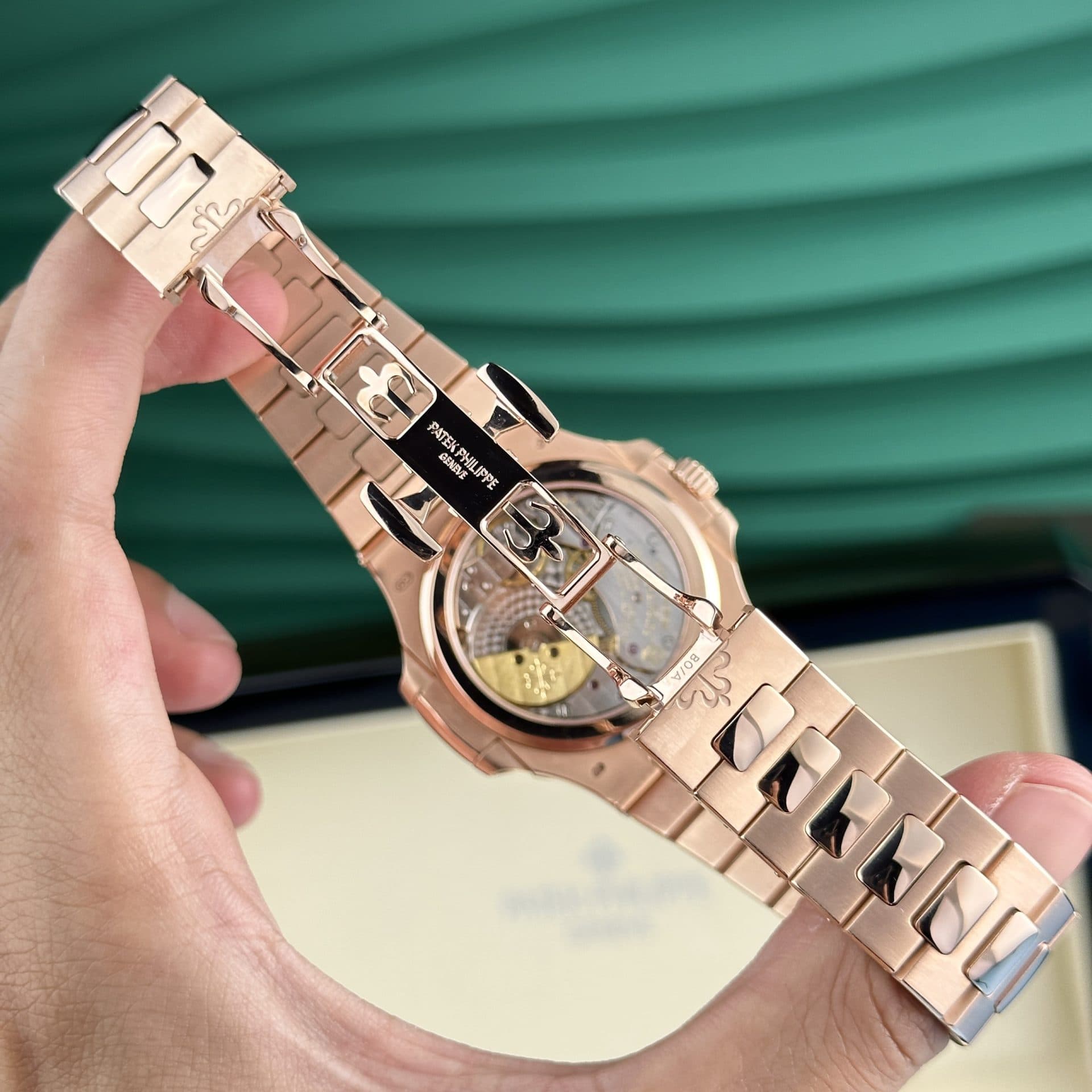 Dong-Ho-Patek-Philippe-Nautilus-5712R-Che-Tac-Boc-Vang-Tinh-Chinh-May-40mm-11-1