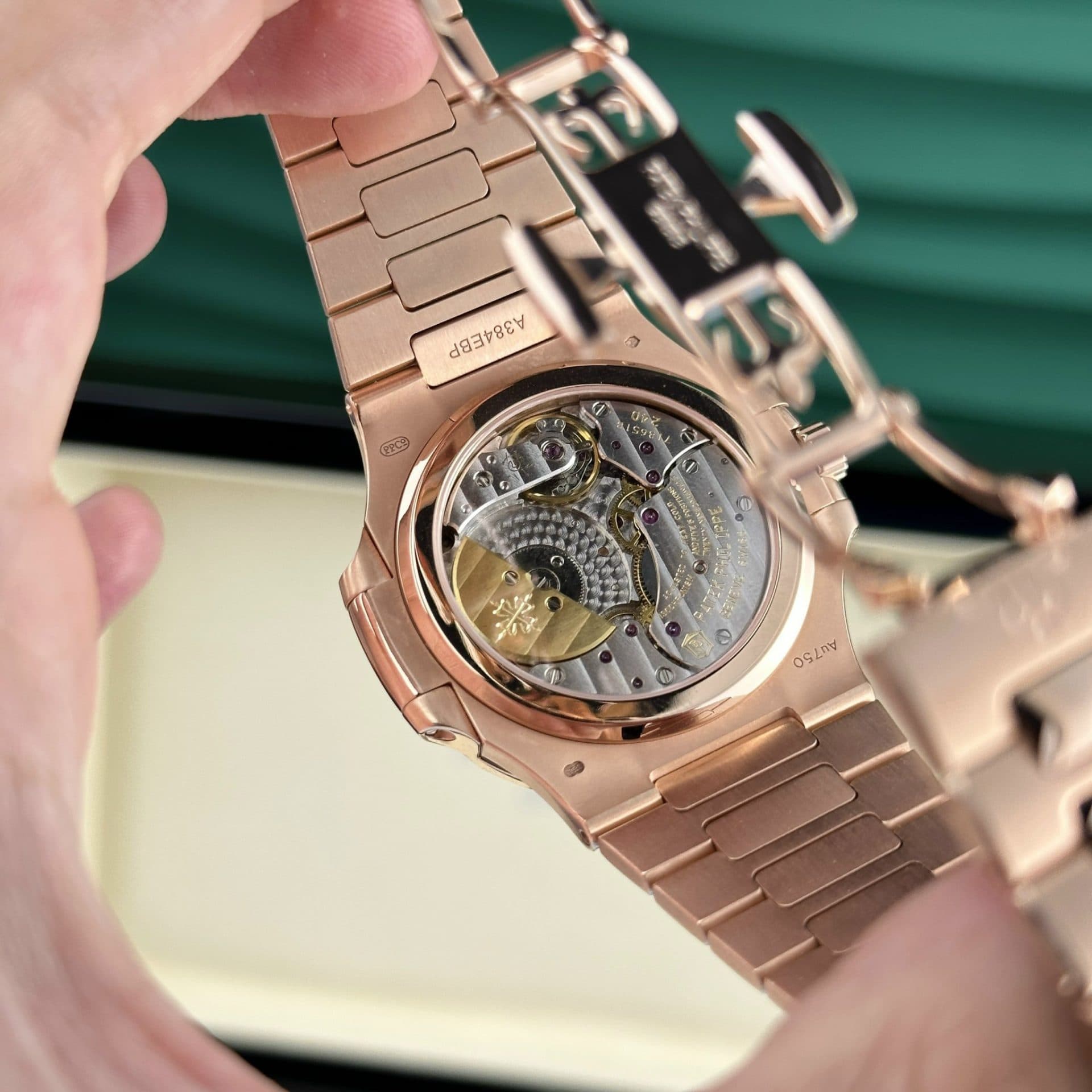 Dong-Ho-Patek-Philippe-Nautilus-5712R-Che-Tac-Boc-Vang-Tinh-Chinh-May-40mm-2-1