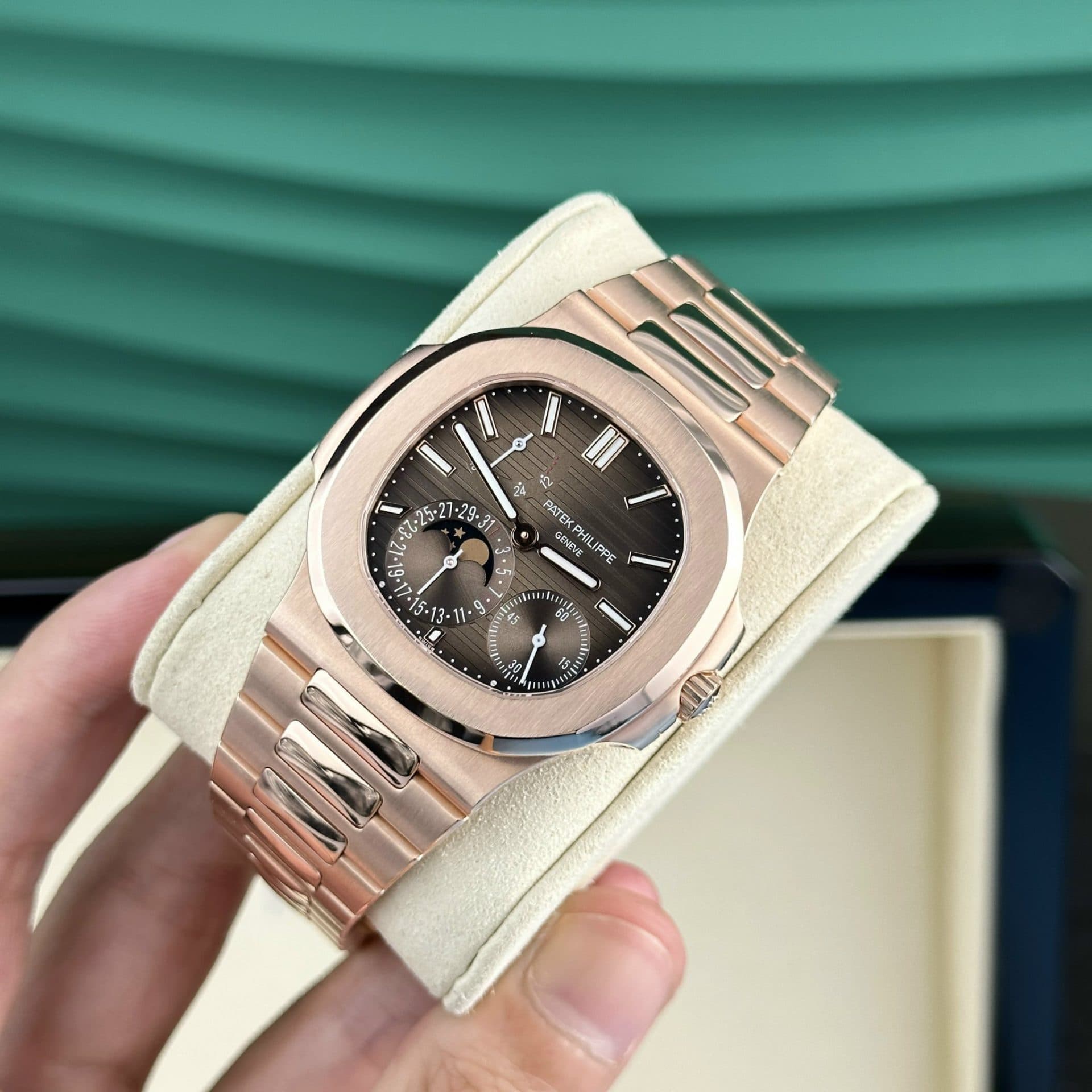 Dong-Ho-Patek-Philippe-Nautilus-5712R-Che-Tac-Boc-Vang-Tinh-Chinh-May-40mm-3-1