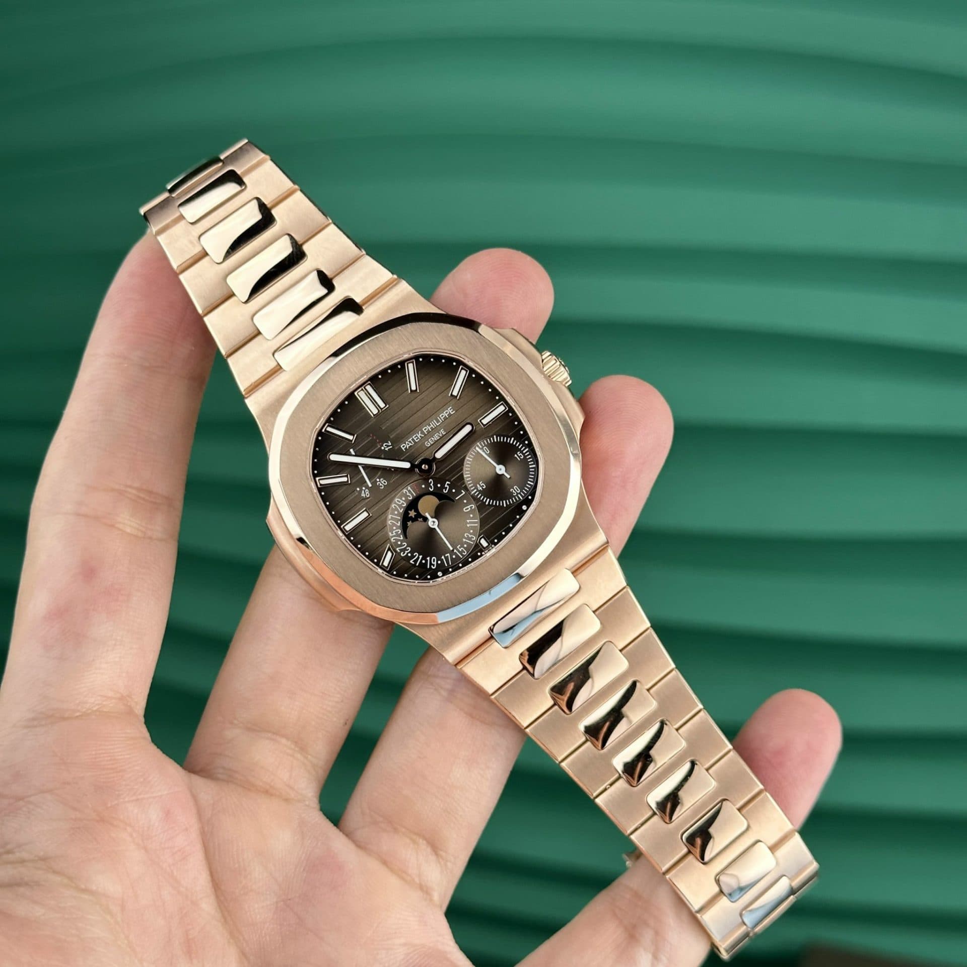 Dong-Ho-Patek-Philippe-Nautilus-5712R-Che-Tac-Boc-Vang-Tinh-Chinh-May-40mm-4-1