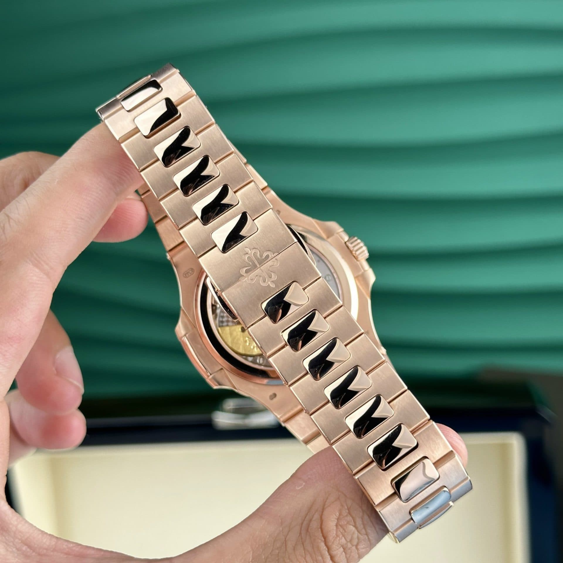 Dong-Ho-Patek-Philippe-Nautilus-5712R-Che-Tac-Boc-Vang-Tinh-Chinh-May-40mm-5-1