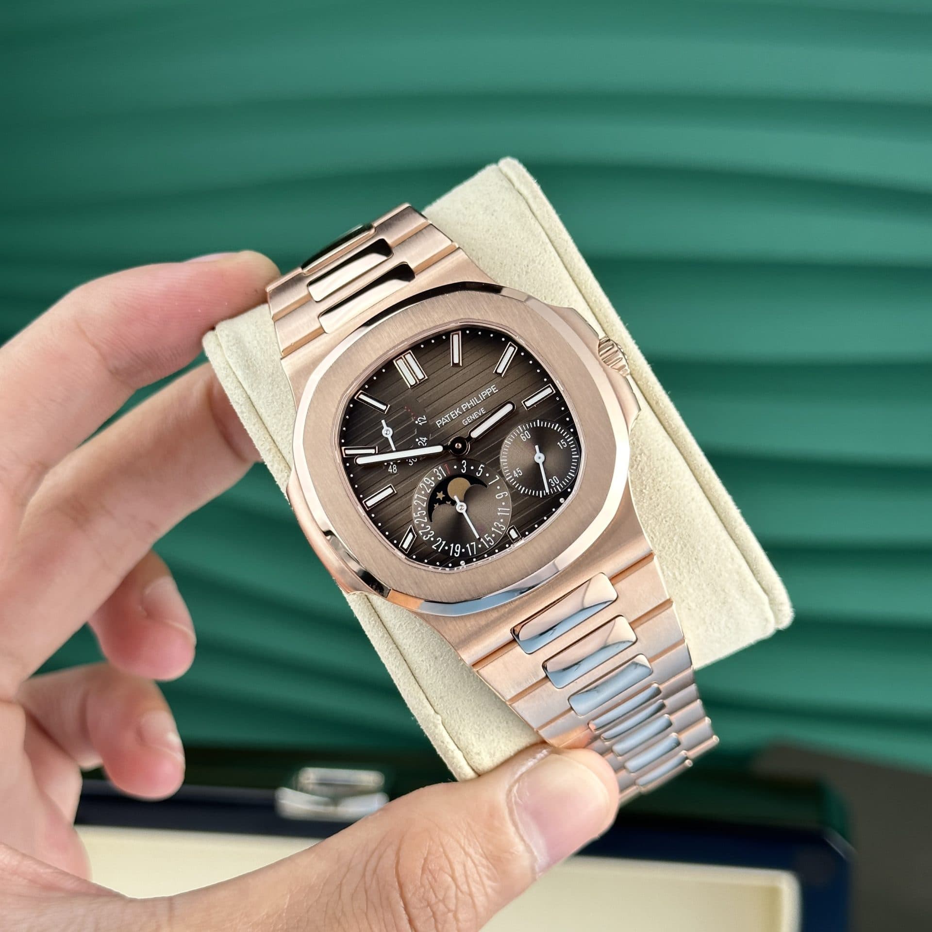 Dong-Ho-Patek-Philippe-Nautilus-5712R-Che-Tac-Boc-Vang-Tinh-Chinh-May-40mm-6-1