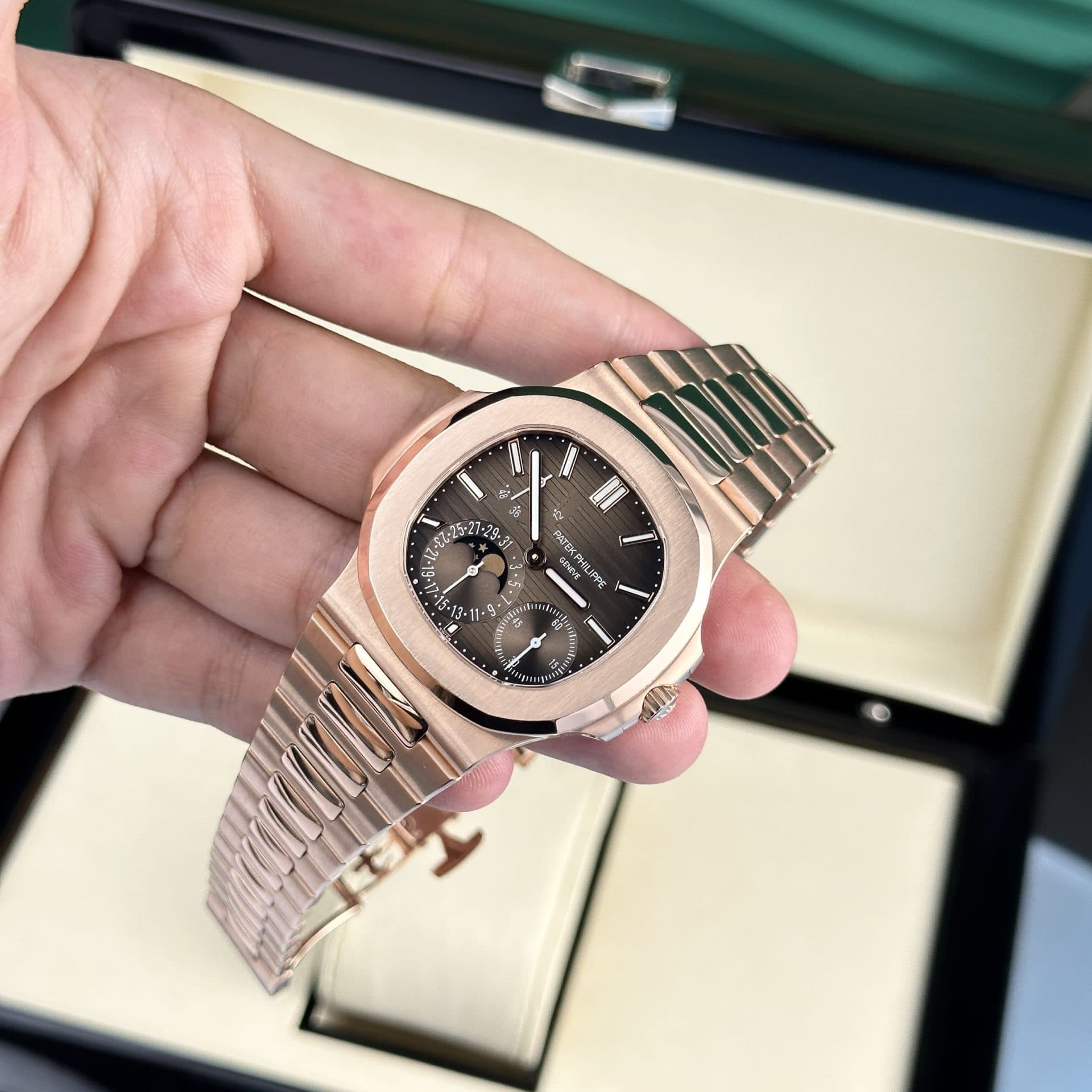 Dong-Ho-Patek-Philippe-Nautilus-5712R-Che-Tac-Boc-Vang-Tinh-Chinh-May-40mm-7-1