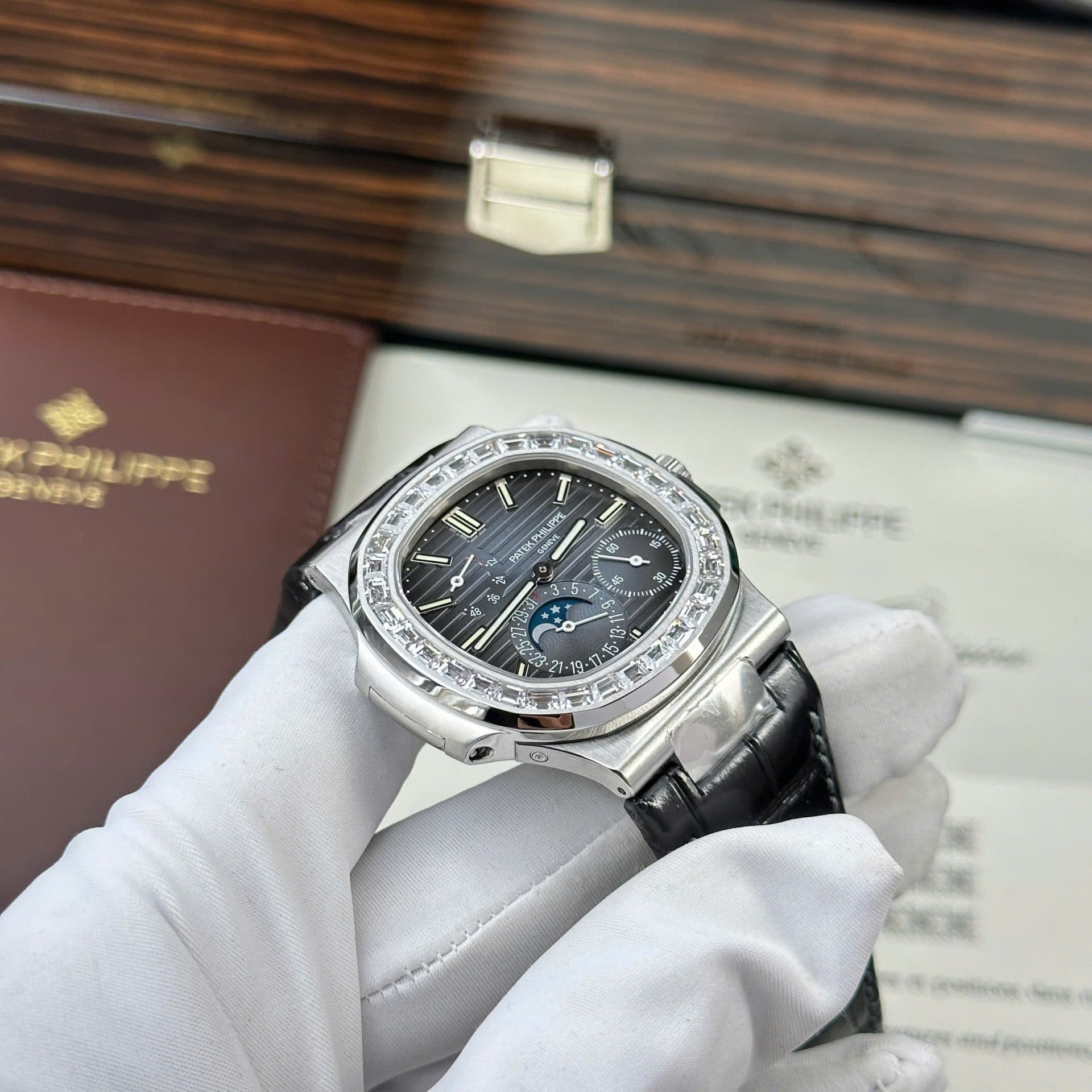 Dong-Ho-Patek-Philippe-Nautilus-5722-Replica-11-Mat-Xanh-Dinh-Da-Baguette-PPF-Factory-40mm-2-1