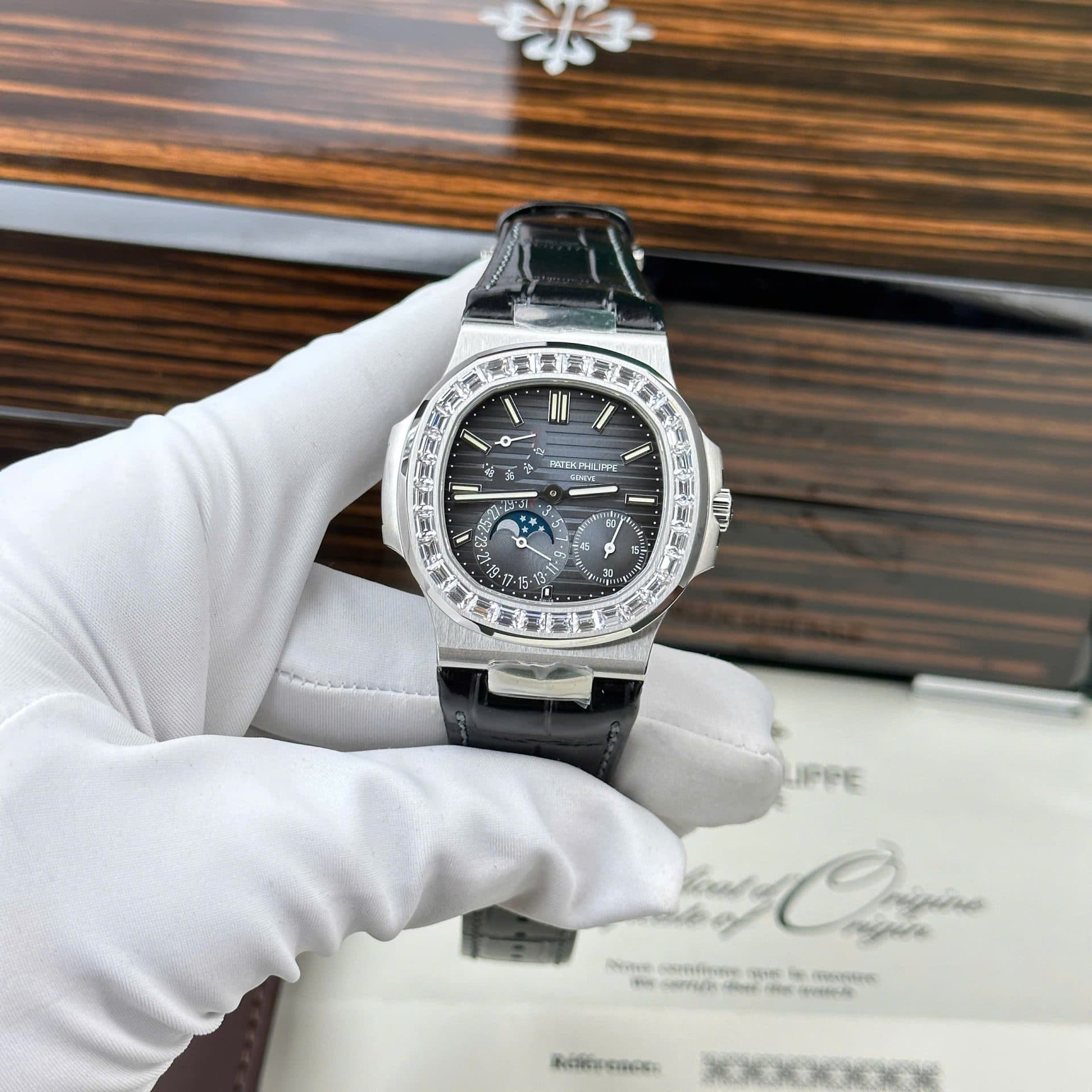 Dong-Ho-Patek-Philippe-Nautilus-5722-Replica-11-Mat-Xanh-Dinh-Da-Baguette-PPF-Factory-40mm-4-1