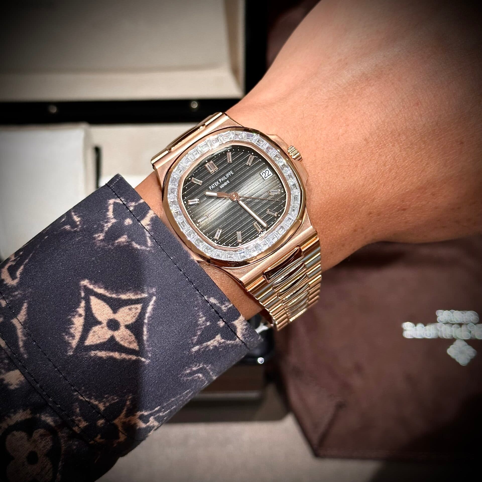 Dong-Ho-Patek-Philippe-Nautilus-5723-Boc-Vang-Do-Kim-Cuong-Moissanite-40mm-11-1