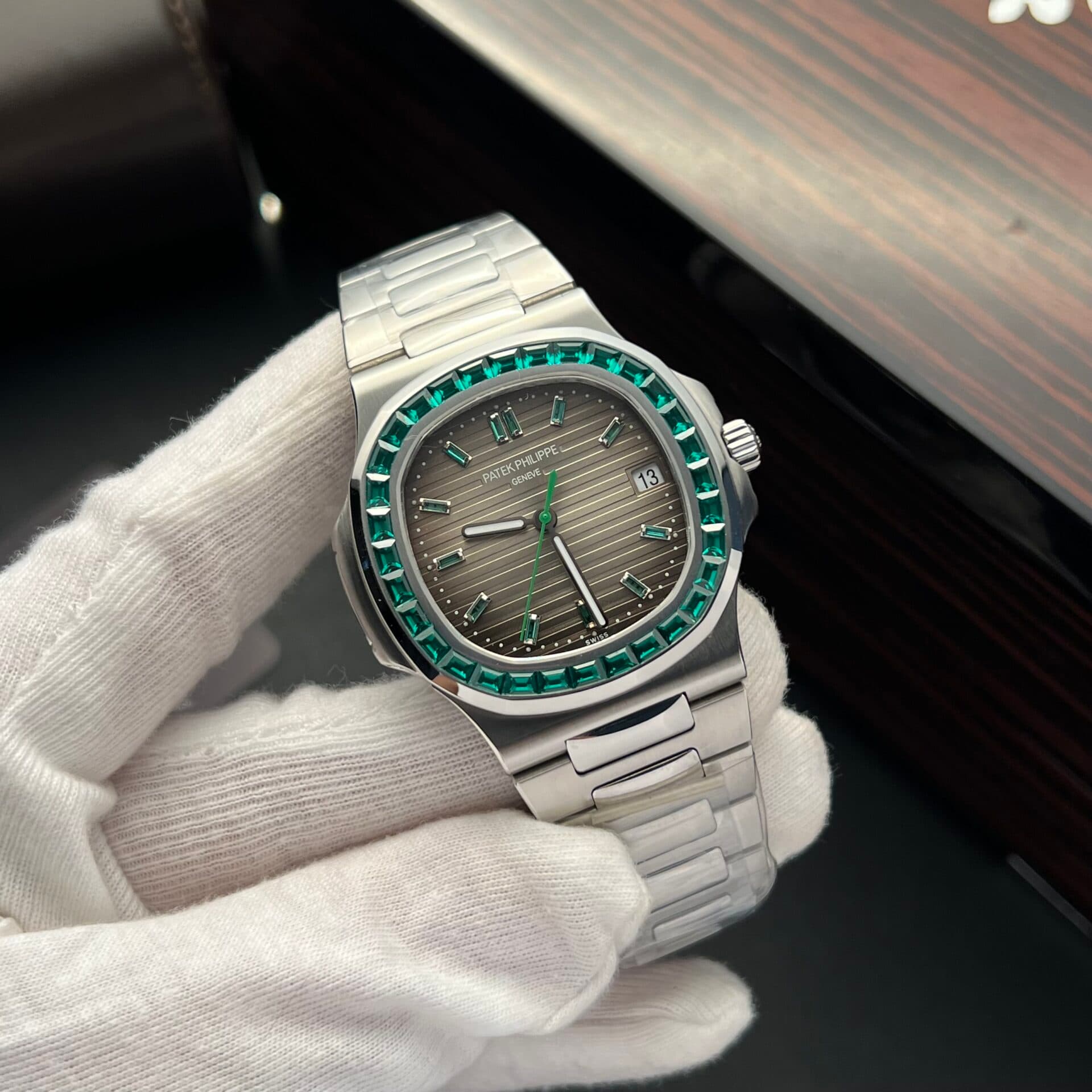Dong-Ho-Patek-Philippe-Nautilus-5723-Rep-11-Dinh-Da-Mau-Xanh-La-40mm-2-1