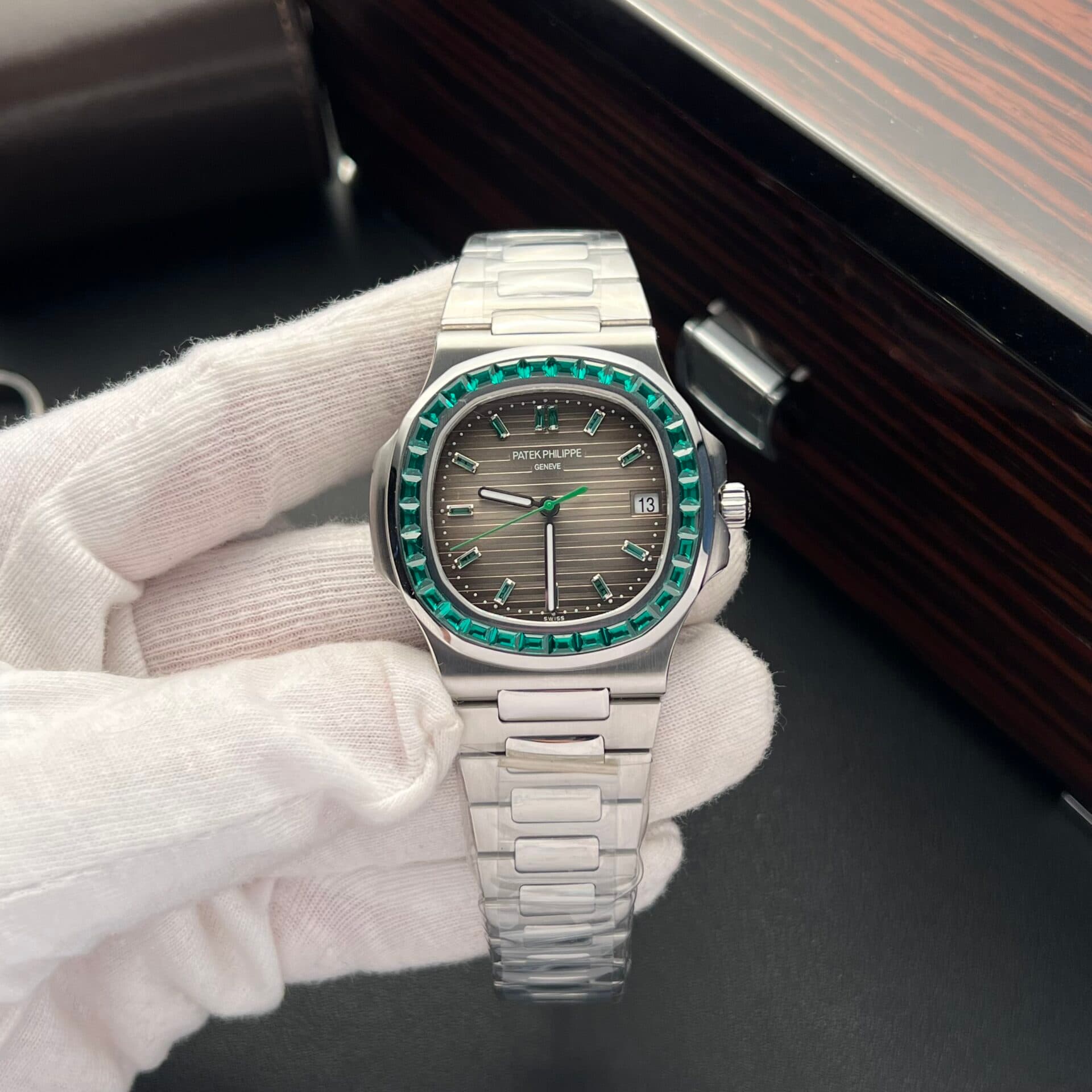 Dong-Ho-Patek-Philippe-Nautilus-5723-Rep-11-Dinh-Da-Mau-Xanh-La-40mm-3-1