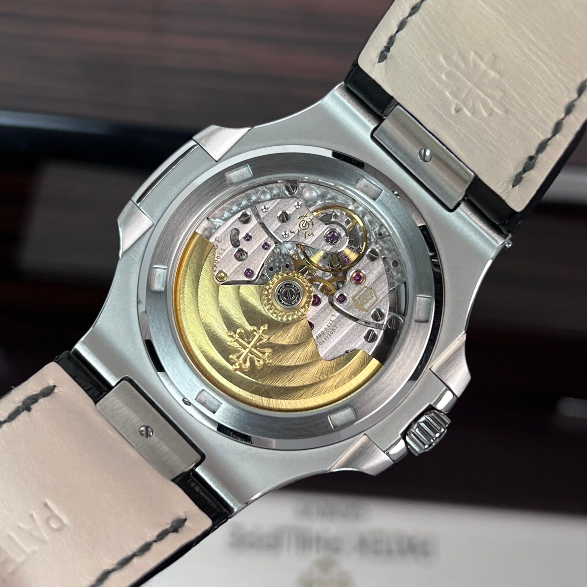 Dong-Ho-Patek-Philippe-Nautilus-5723-Replica-11-Day-Da-Nam-40mm-1-1