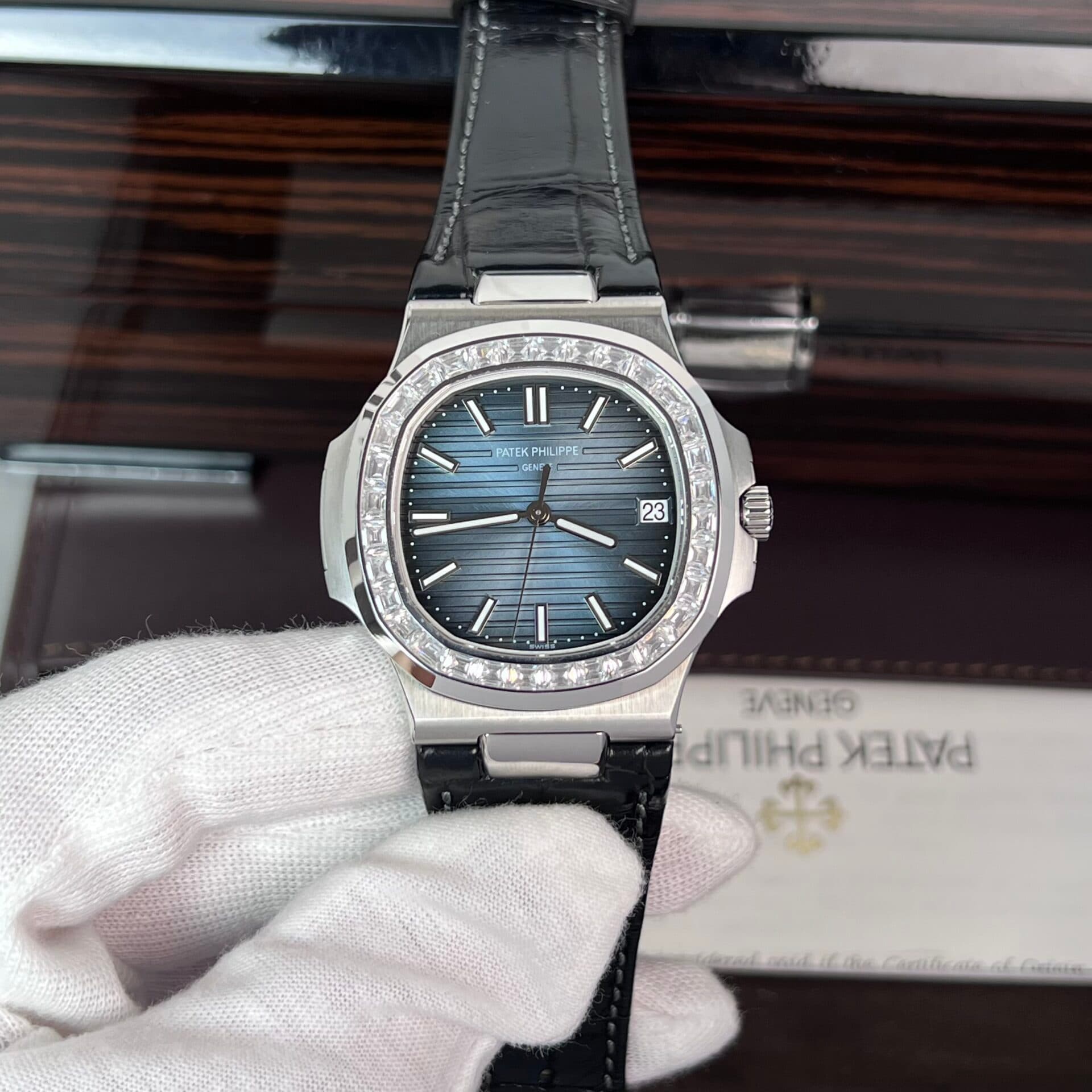 Dong-Ho-Patek-Philippe-Nautilus-5723-Replica-11-Day-Da-Nam-40mm-4-1