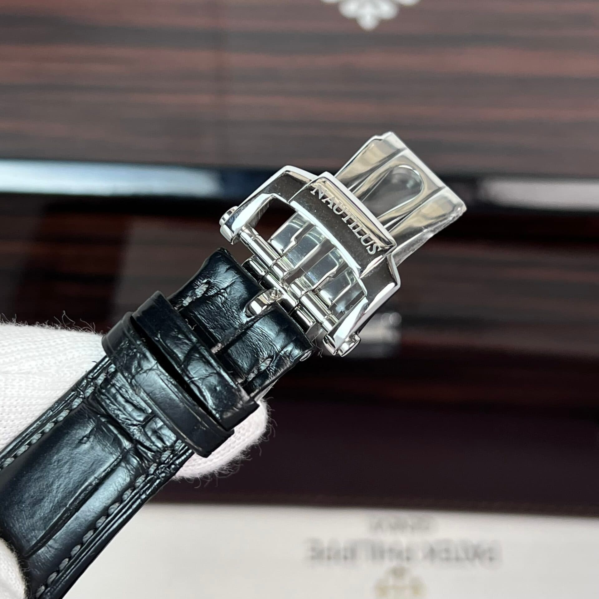 Dong-Ho-Patek-Philippe-Nautilus-5723-Replica-11-Day-Da-Nam-40mm-5-1