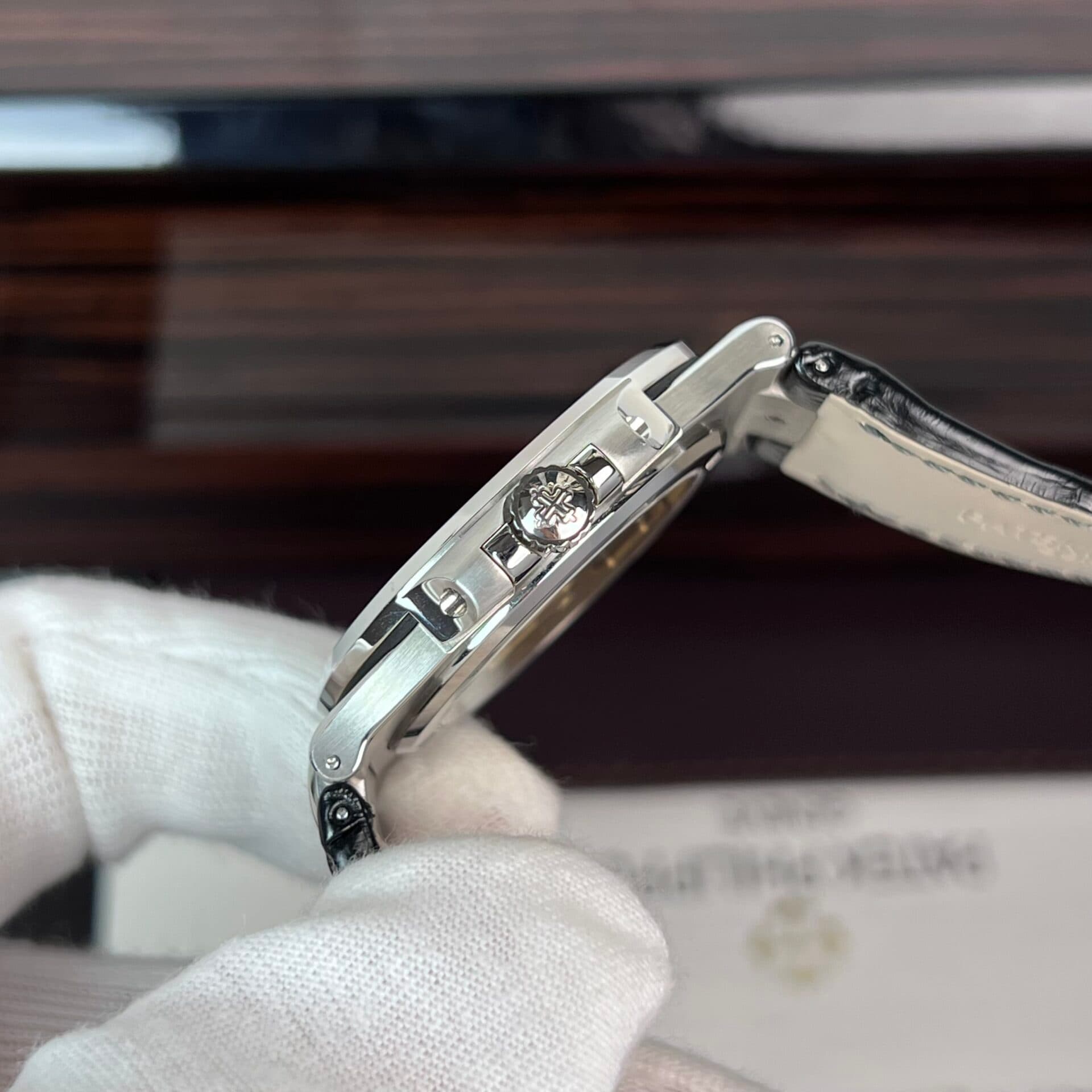 Dong-Ho-Patek-Philippe-Nautilus-5723-Replica-11-Day-Da-Nam-40mm-6-1