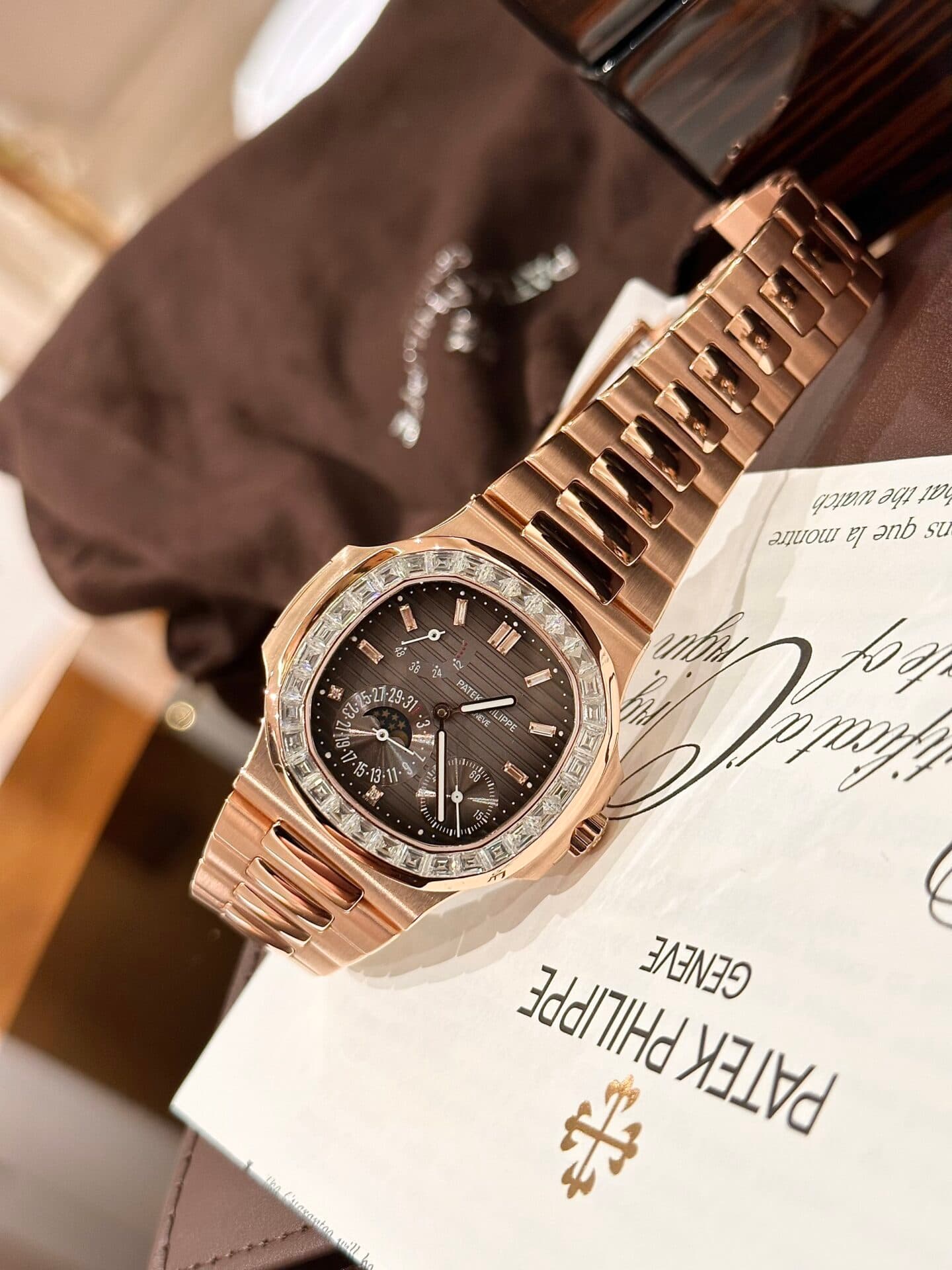 Dong-Ho-Patek-Philippe-Nautilus-5724-Boc-Vang-Do-Kim-Cuong-Moissanite-40mm-1-1