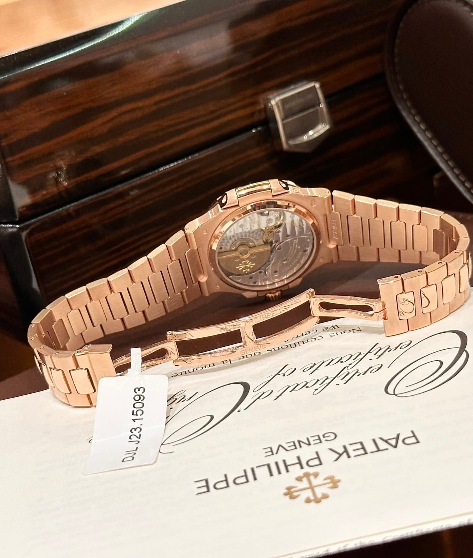 Dong-Ho-Patek-Philippe-Nautilus-5724-Boc-Vang-Do-Kim-Cuong-Moissanite-40mm-2-1