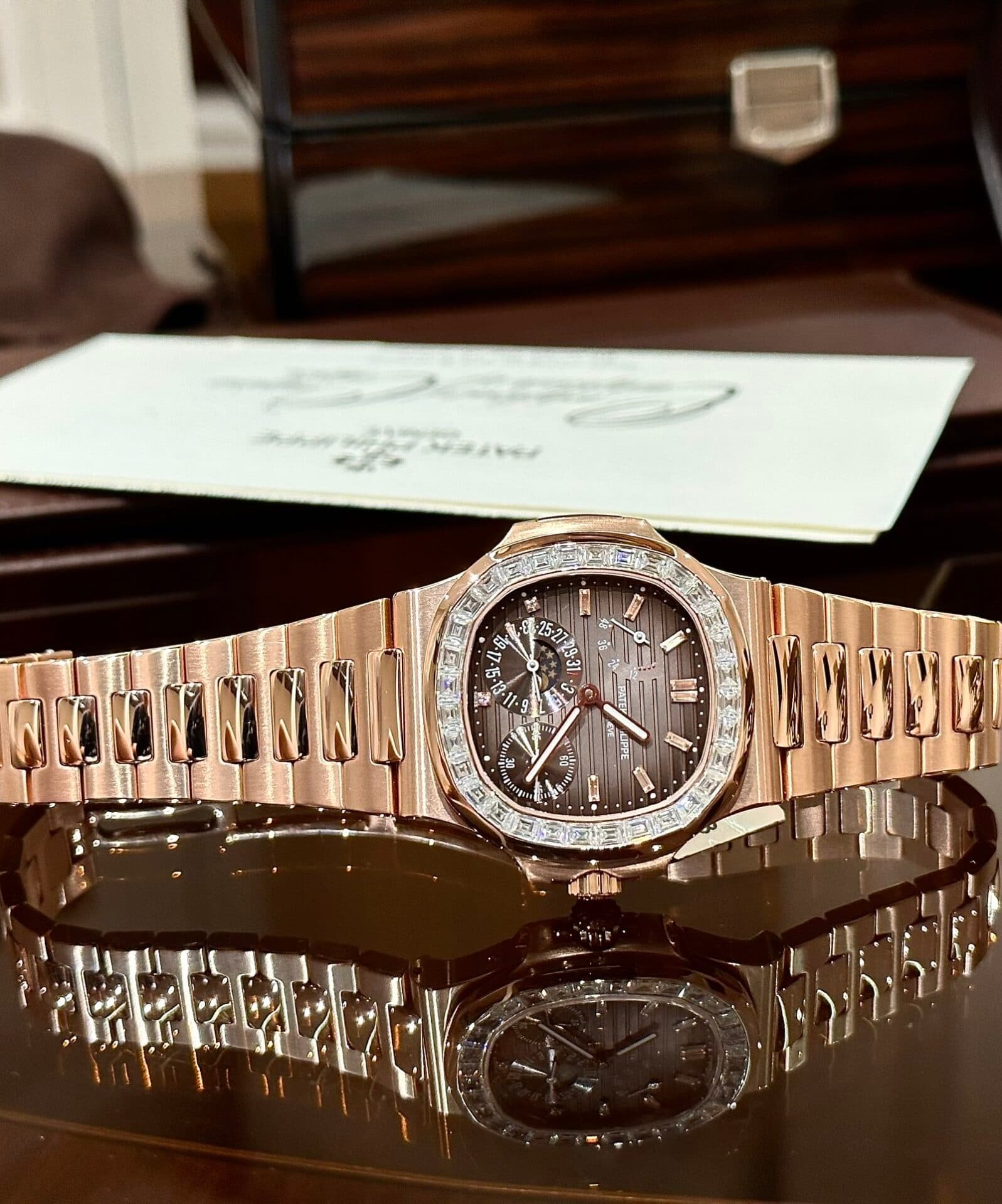 Dong-Ho-Patek-Philippe-Nautilus-5724-Boc-Vang-Do-Kim-Cuong-Moissanite-40mm-3-1